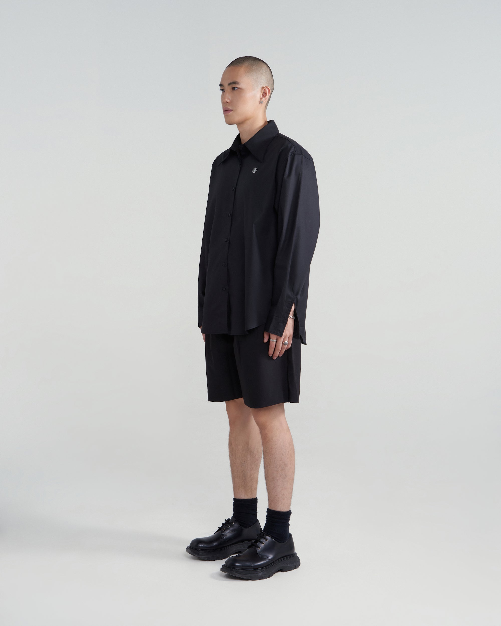 PRIVÉ MINI METAL LOGO OVERSIZED SHIRT - BLACK