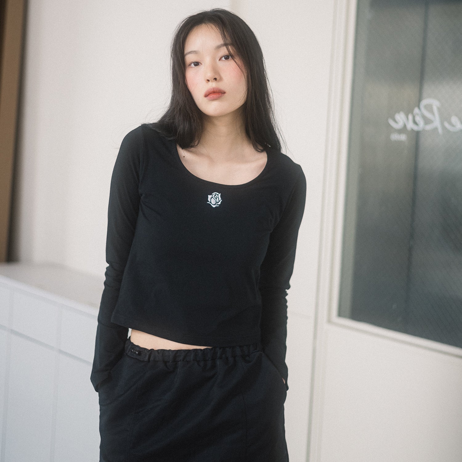 ROSE SQUARE NECK CROP L/S TEE(BLACK)