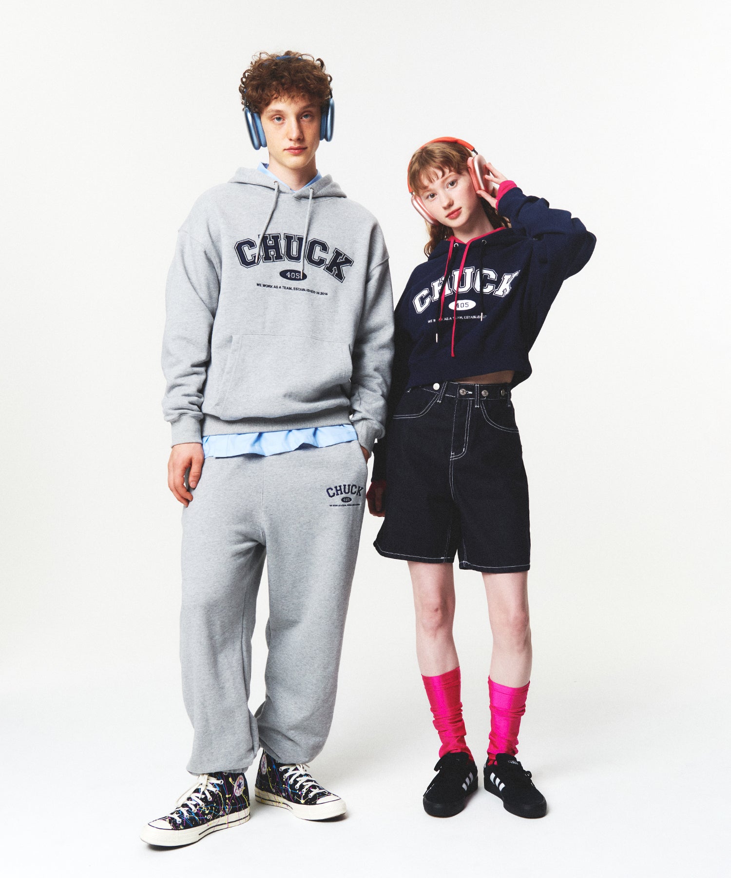 アップリケアーチロゴクロップフーディ/CHUCK APPLIQUE ARCH LOGO CROP HOODIE (NAVY)