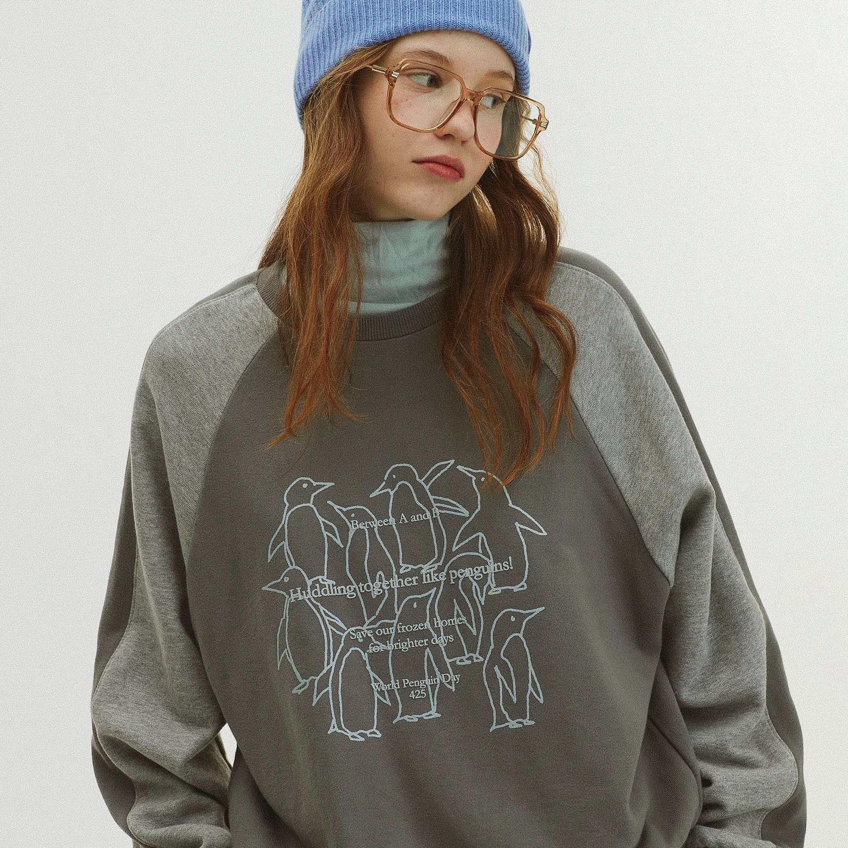 HUDDLING PENGUIN RAGLAN SWEATSHIRT_GRAY