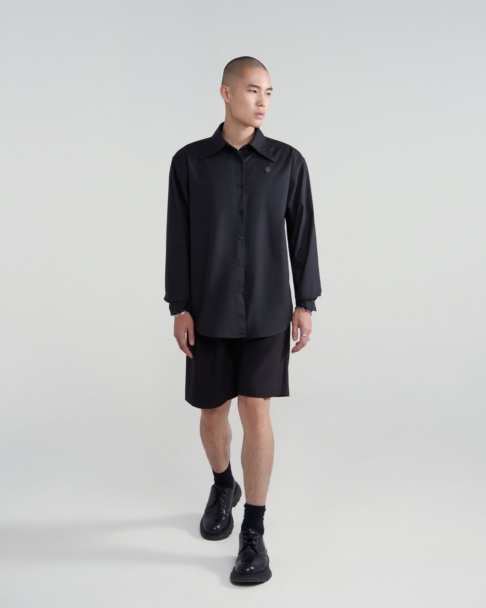 PRIVÉ MINI METAL LOGO OVERSIZED SHIRT - BLACK