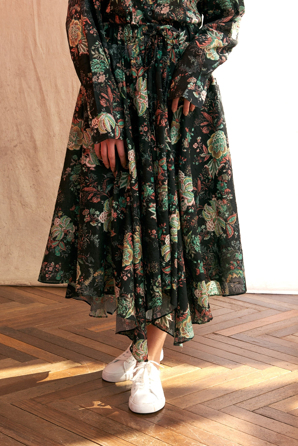 VINTAGE FLOWER UNBALANCE FLARE SKIRT (Black)