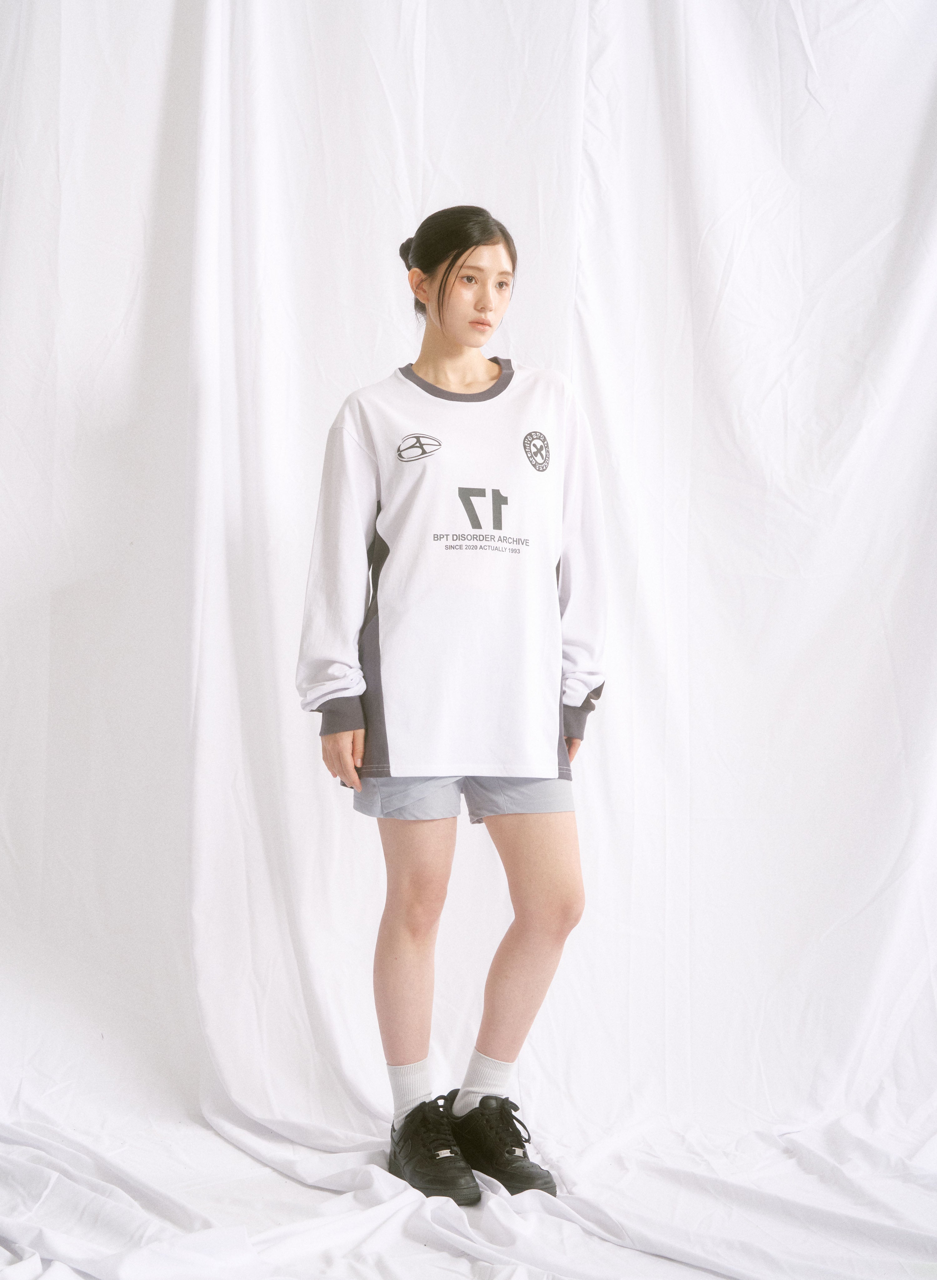 SPORTY GRAPHIC LOGO SLEEVE WHITE