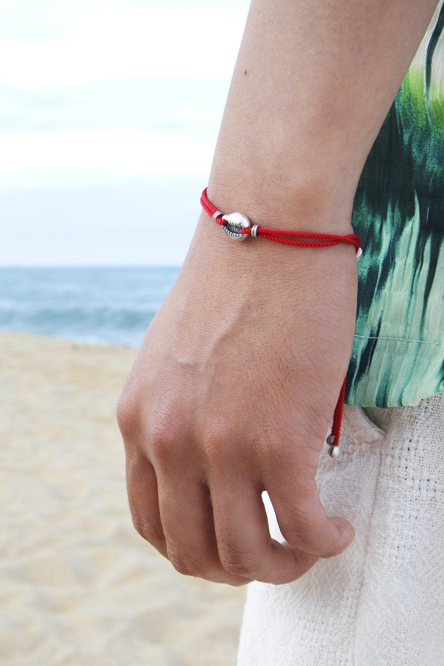 Shell string bracelet (red)