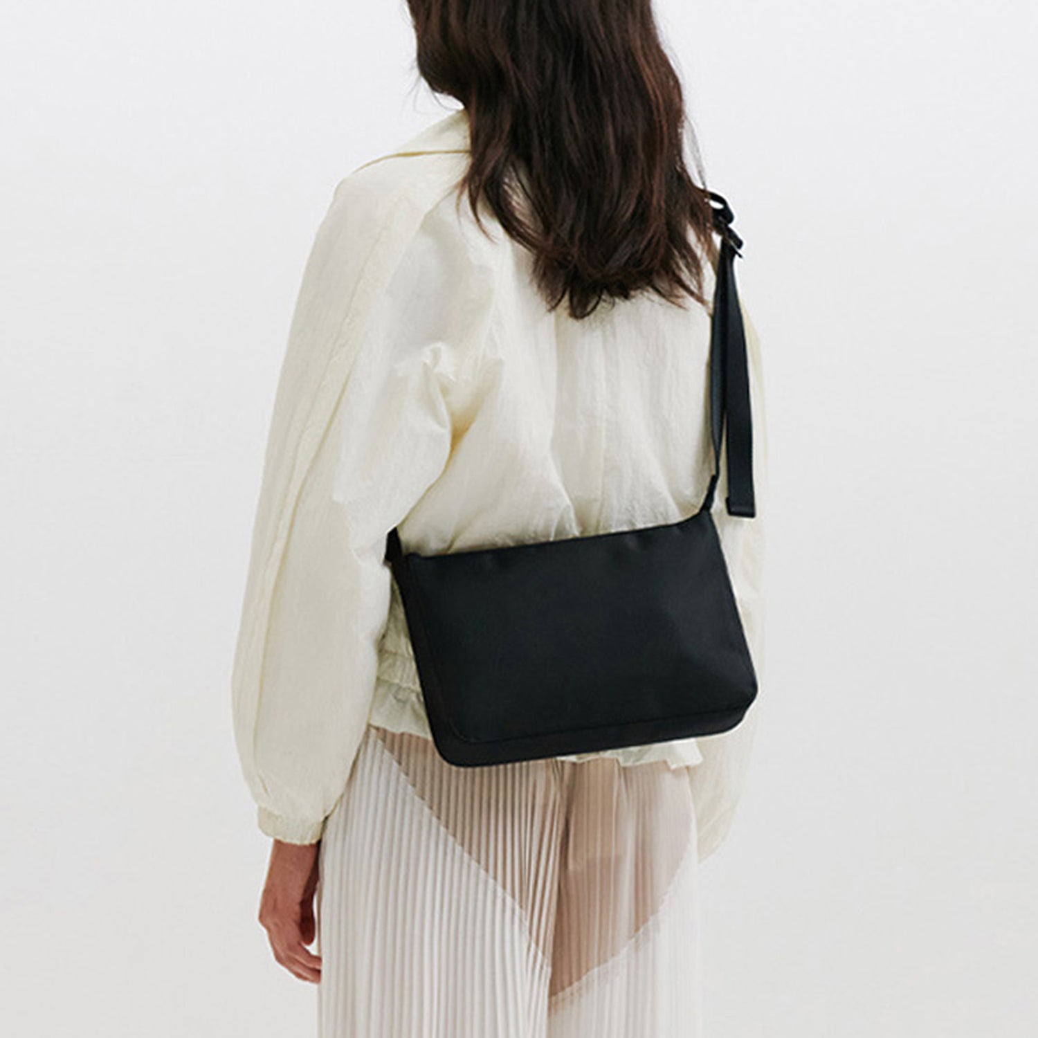 Round Stitch Crossbody Bag M (Black Edition)