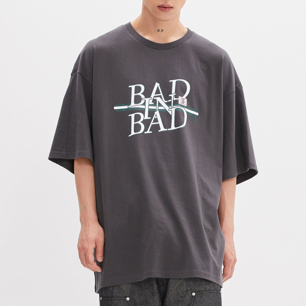 ネオ ロゴ TEE / NEO LOGO TEE_CHARCOAL