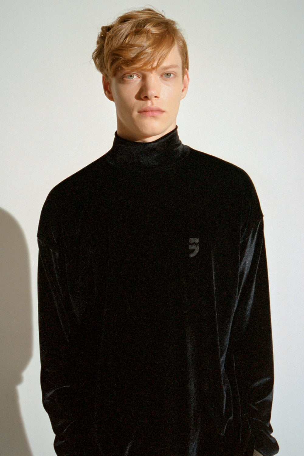 DROP-SHOULDER VELVET TURTLE-NECK TEE (Black)