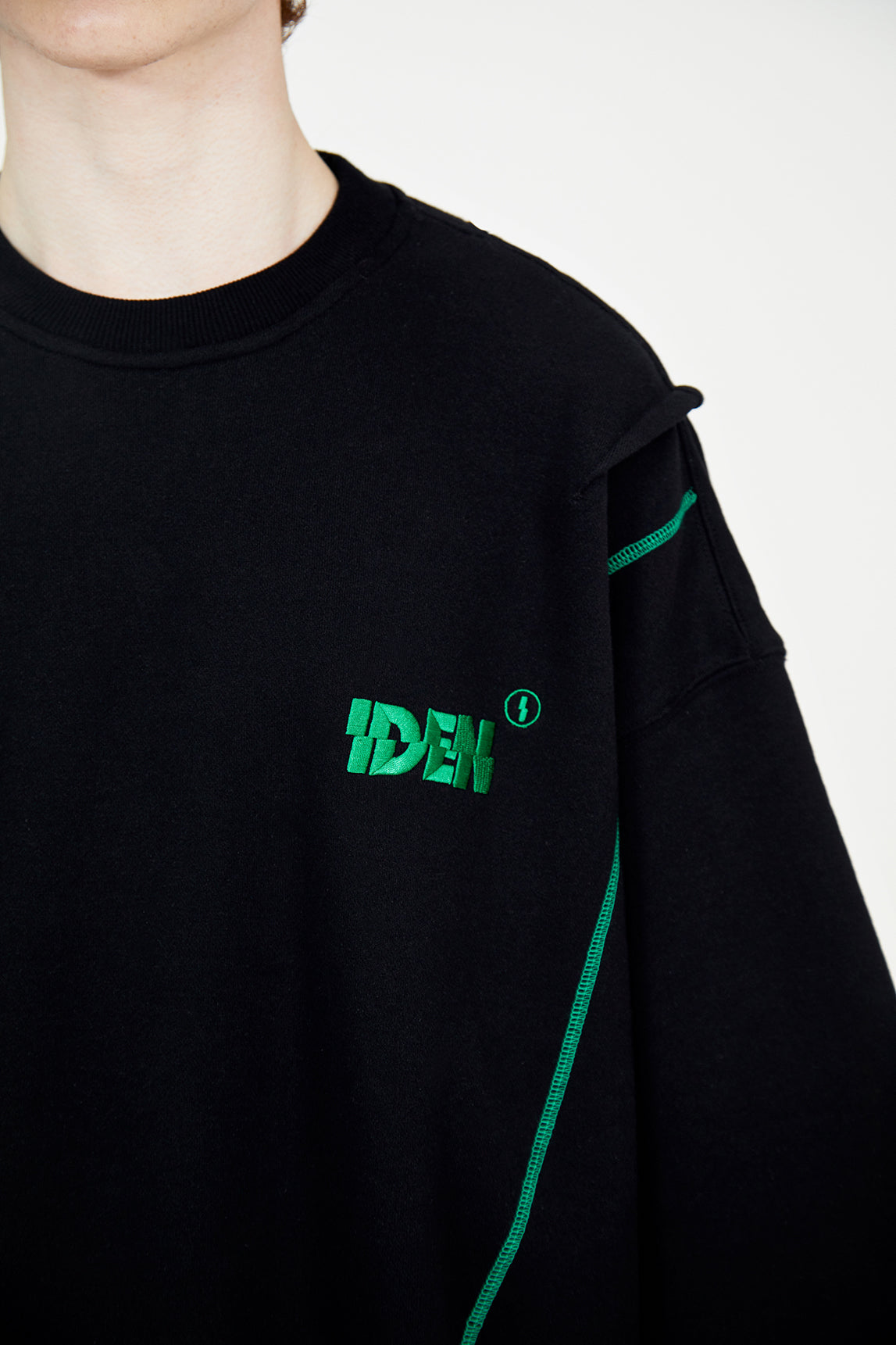 IDEN needlepoint sweatshirts (Black)