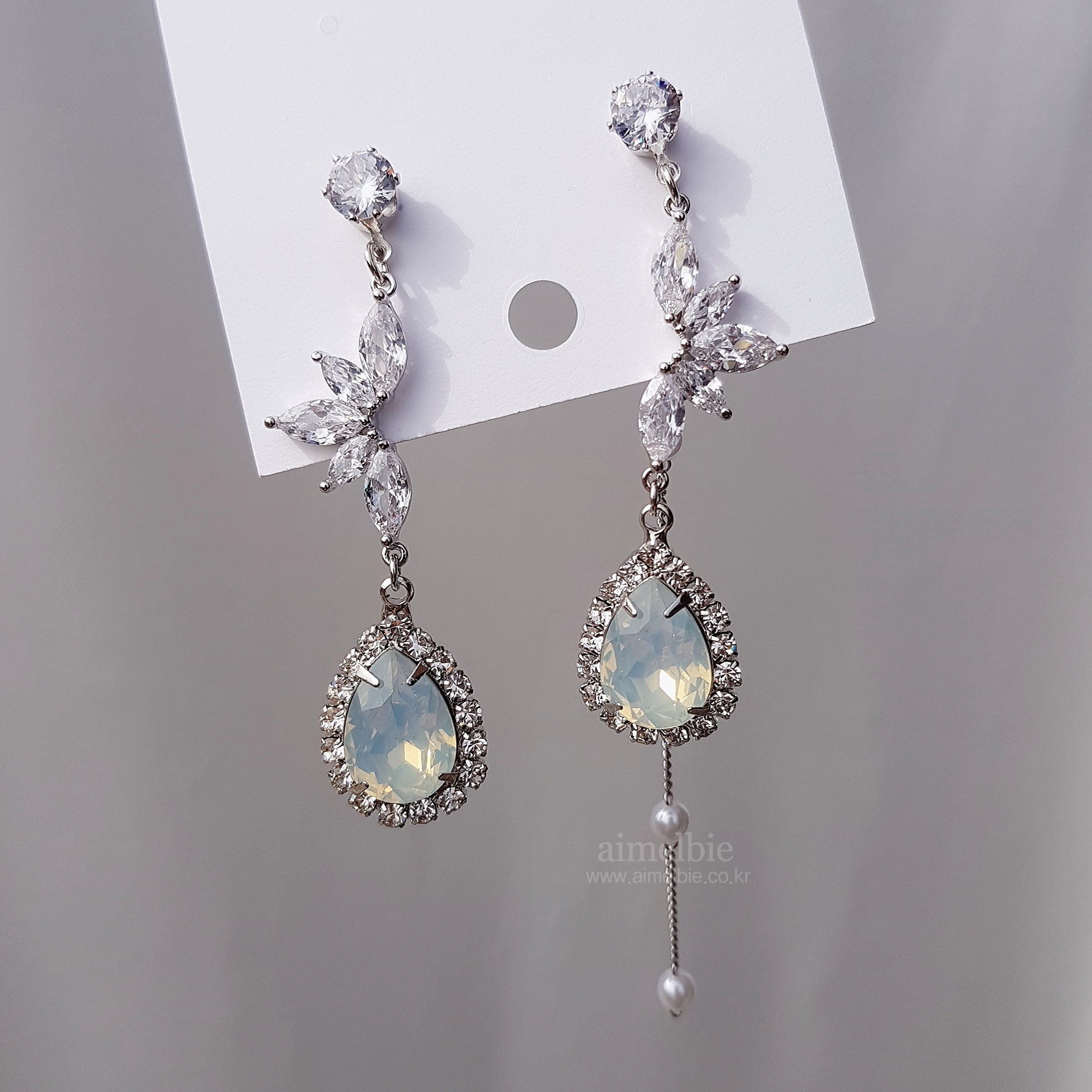 Heavenly Crystal Earring - White Opal Color