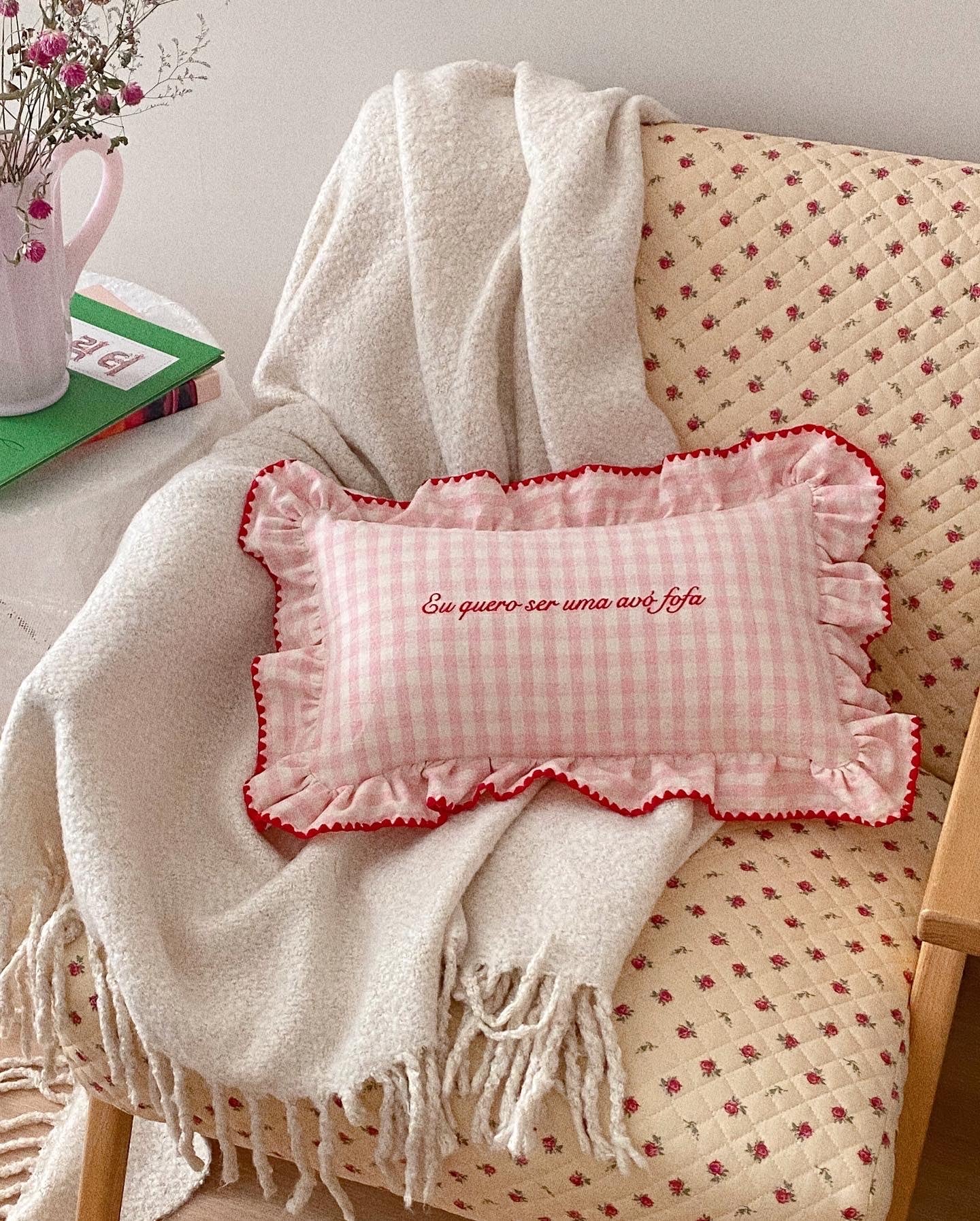 bordado frill cushion