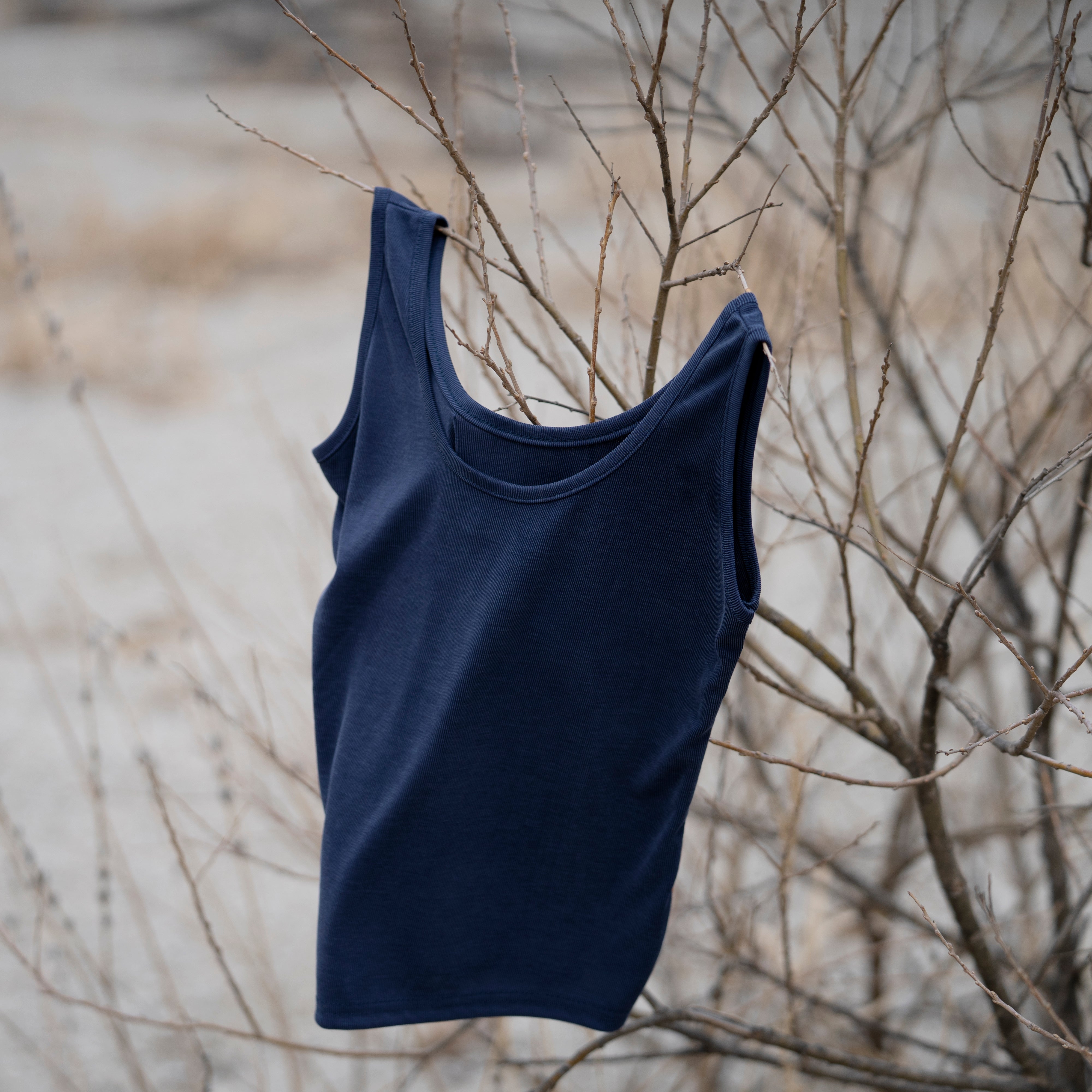 SLEEVELESS TEE