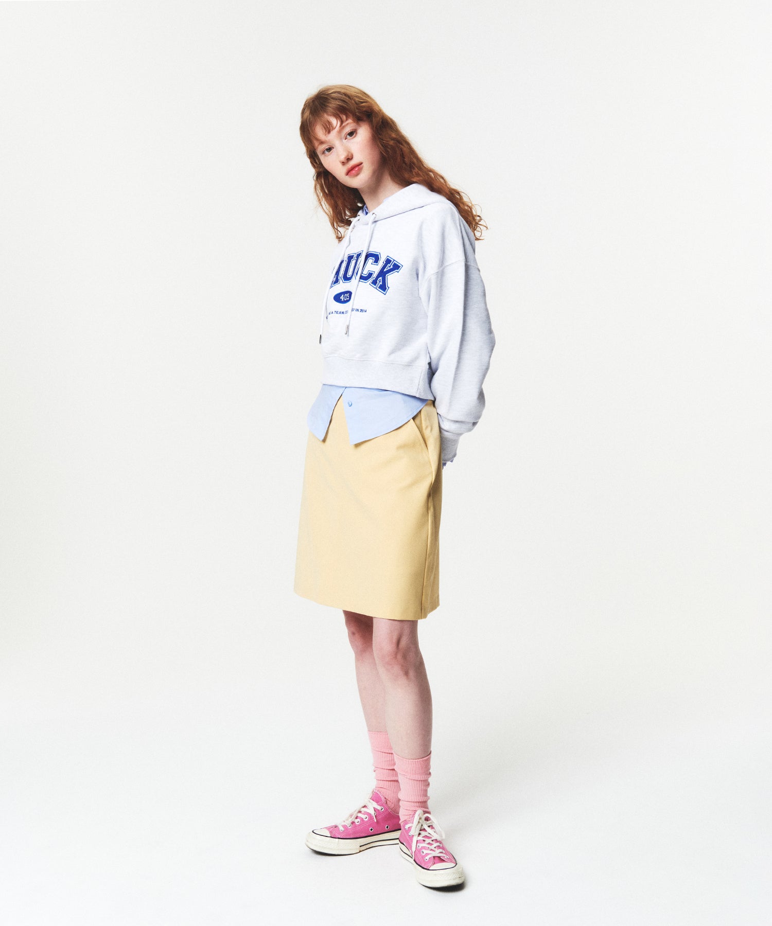 アップリケアーチロゴクロップフーディ/CHUCK APPLIQUE ARCH LOGO CROP HOODIE (LIGHT GRAY)