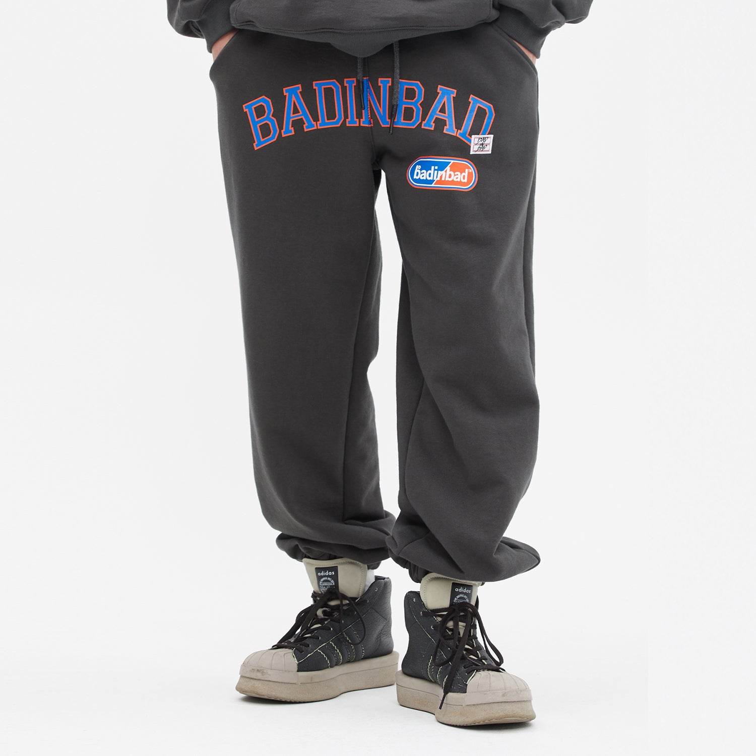 COLLEGE FONT HEAVY WEIGHT PANTS_CHARCOAL