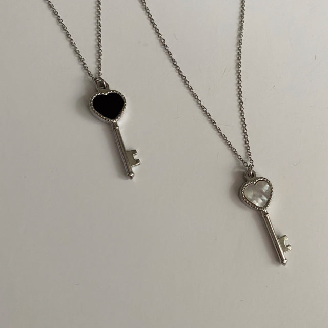 uy Onyx heart key necklace