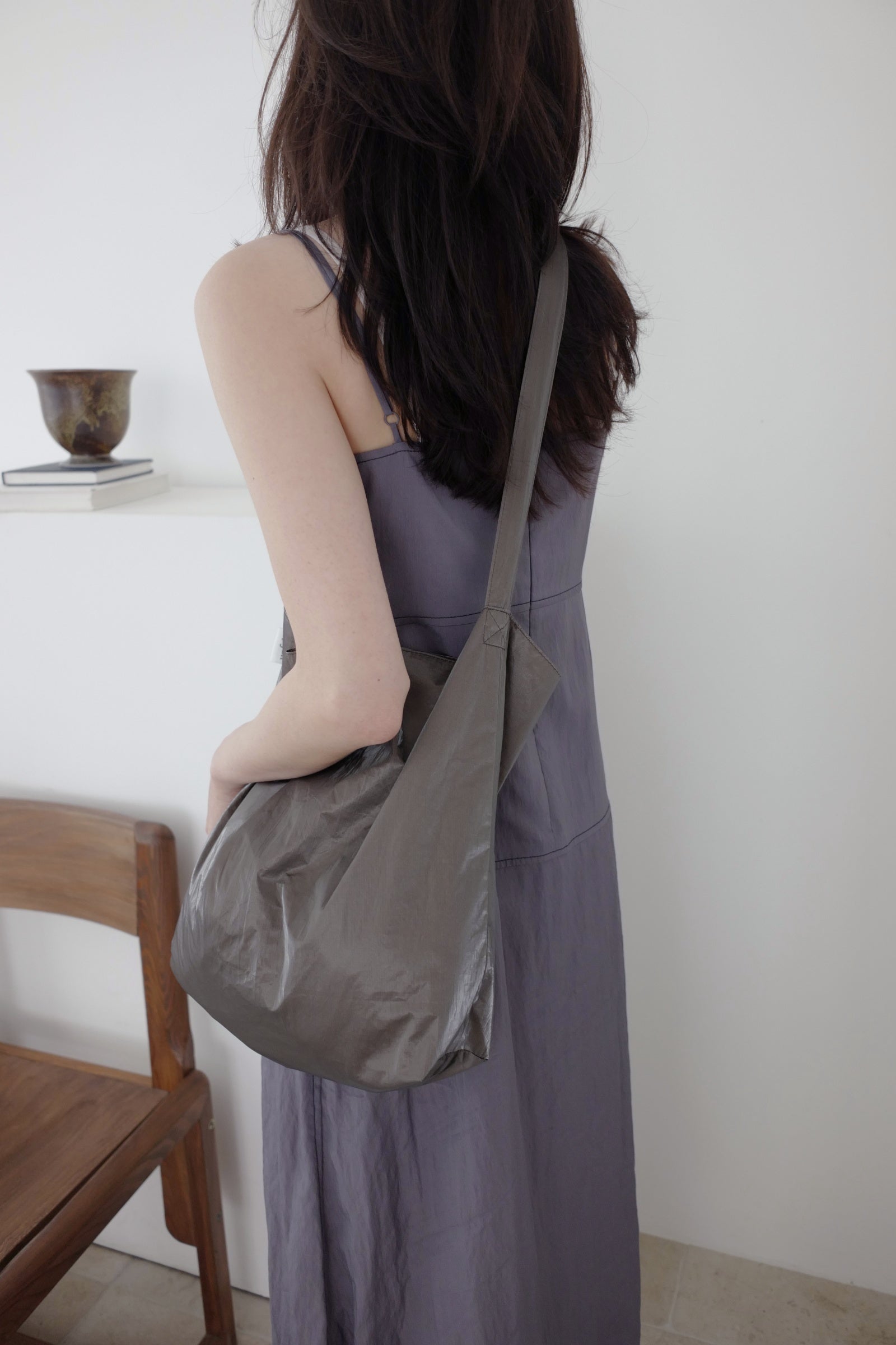 Glossy shoulder bag (gray-brown)