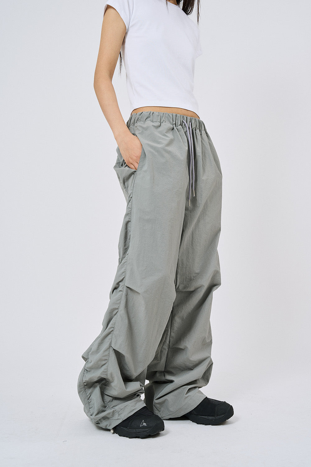 Keep side shirring parachute pants