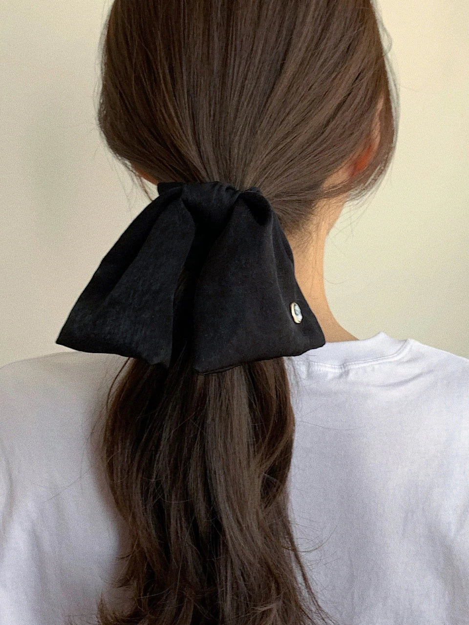 Vintage Mood Cameo Satin Ruffle Scrunchie [Black]