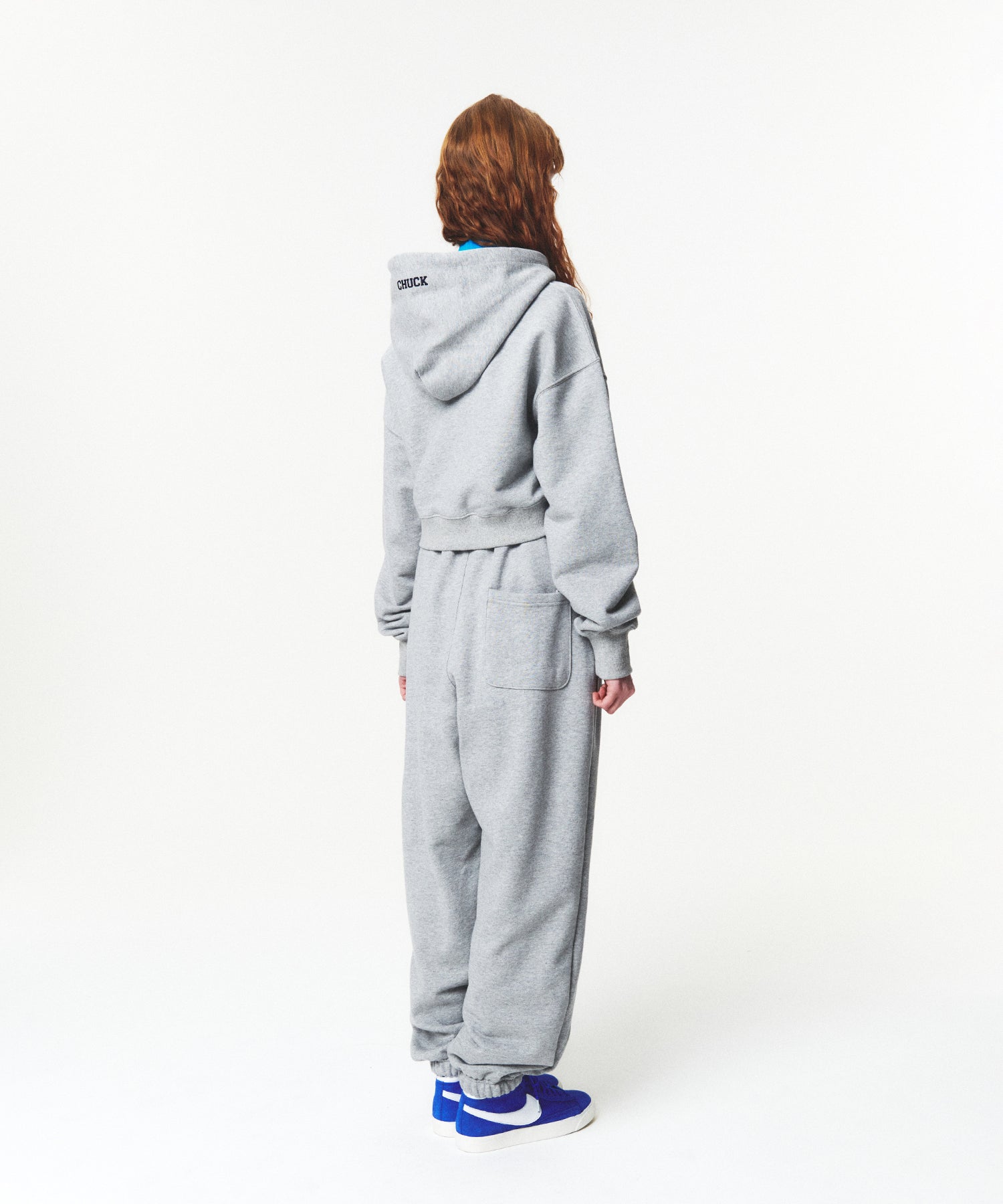 アップリケアーチロゴクロップフーディ/CHUCK APPLIQUE ARCH LOGO CROP HOODIE (GRAY)