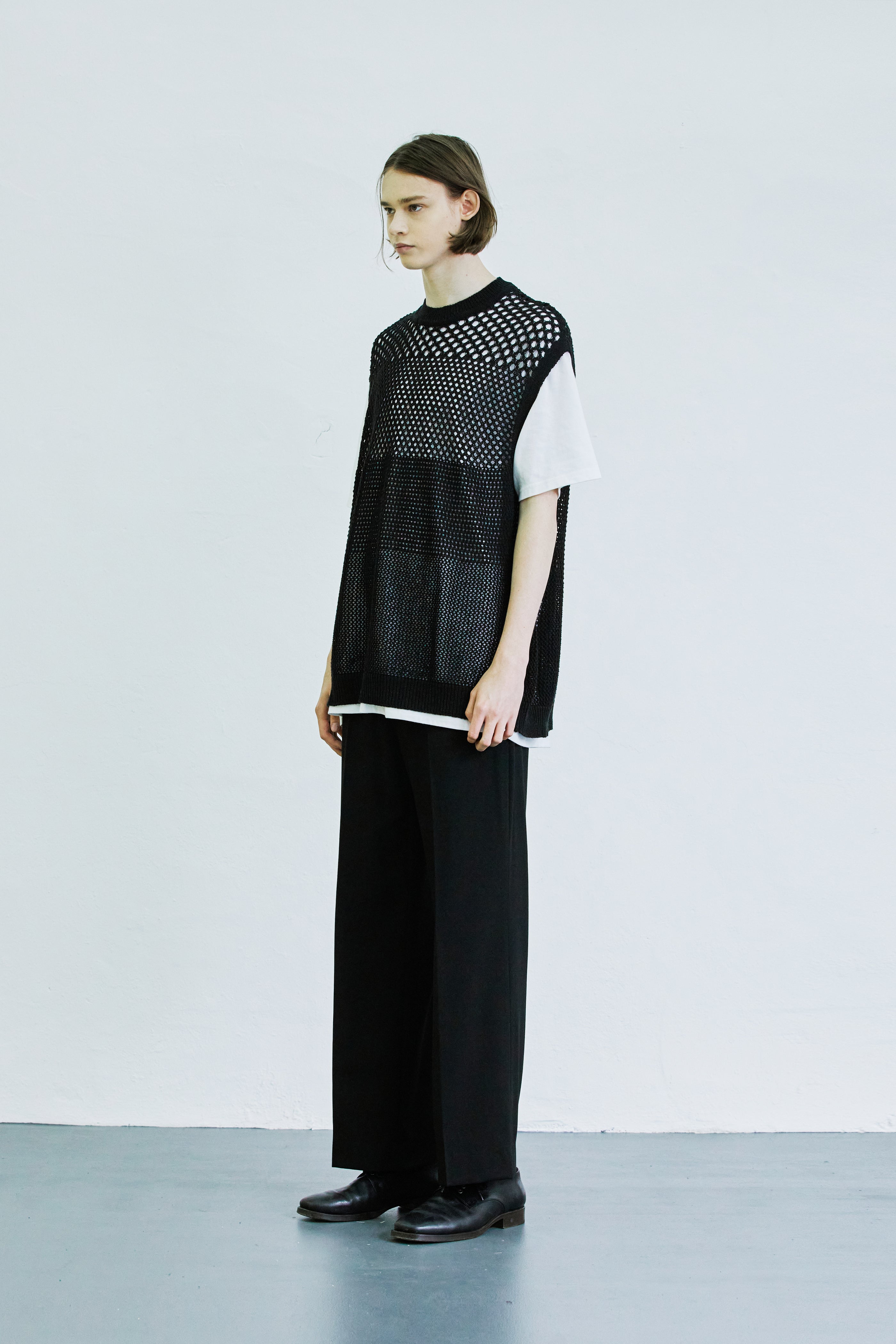 gradation punching knit vest black