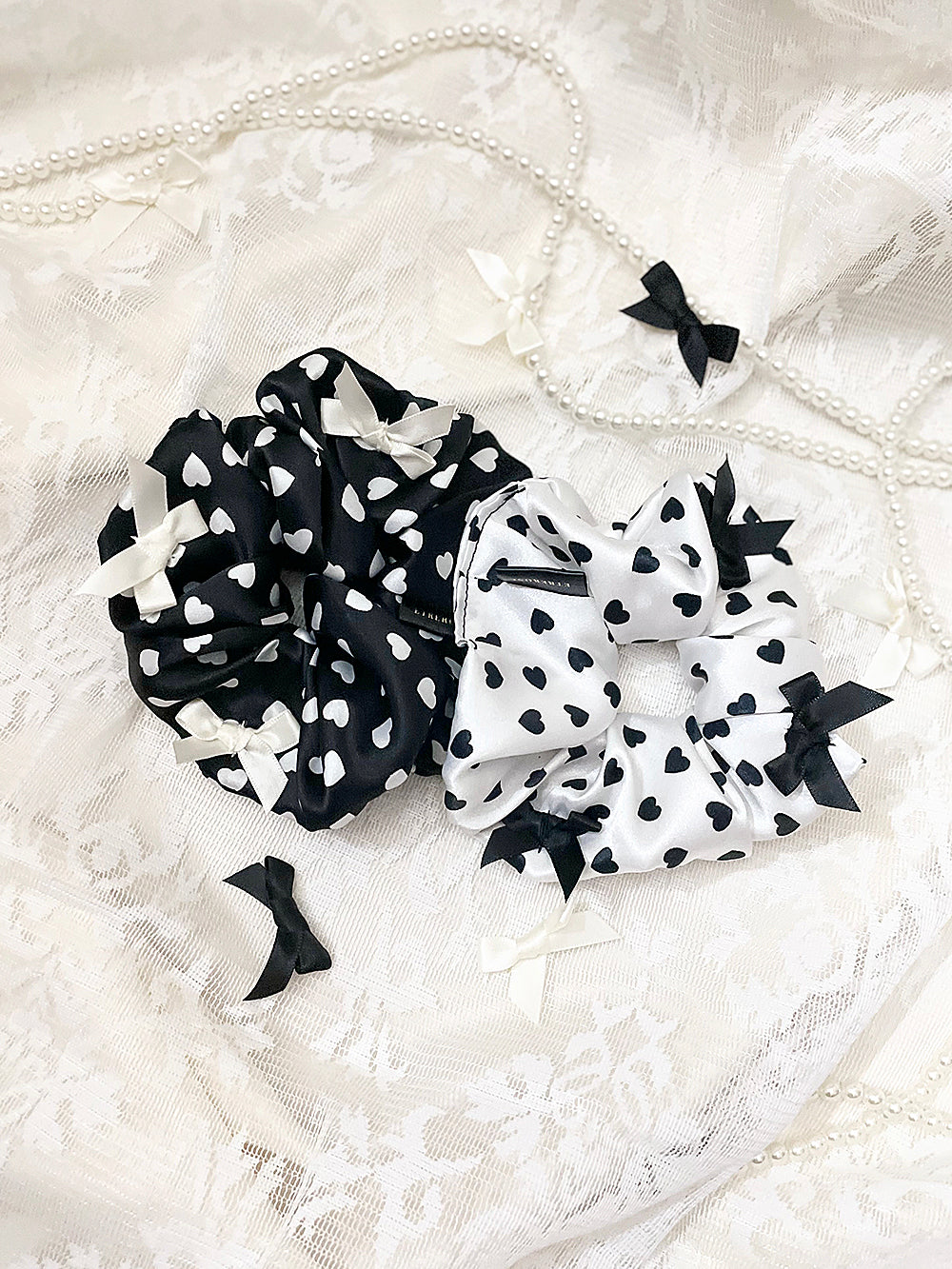 Mono Heart Ribbon Satin Scrunchie (2Color)