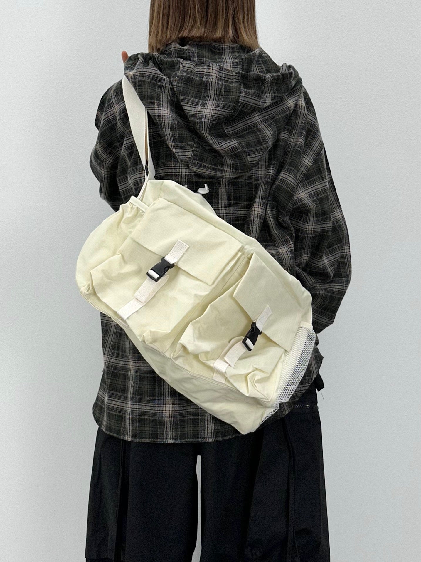 Buckle lip messenger-bag