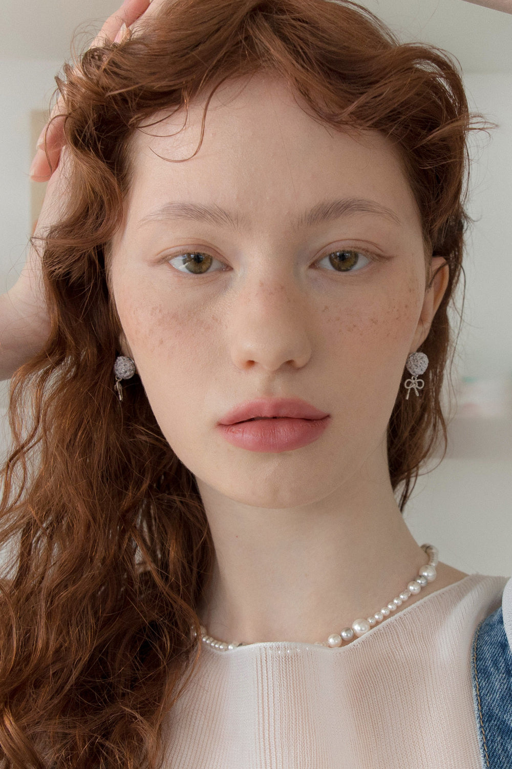 Silver knit ball and ribbon earring