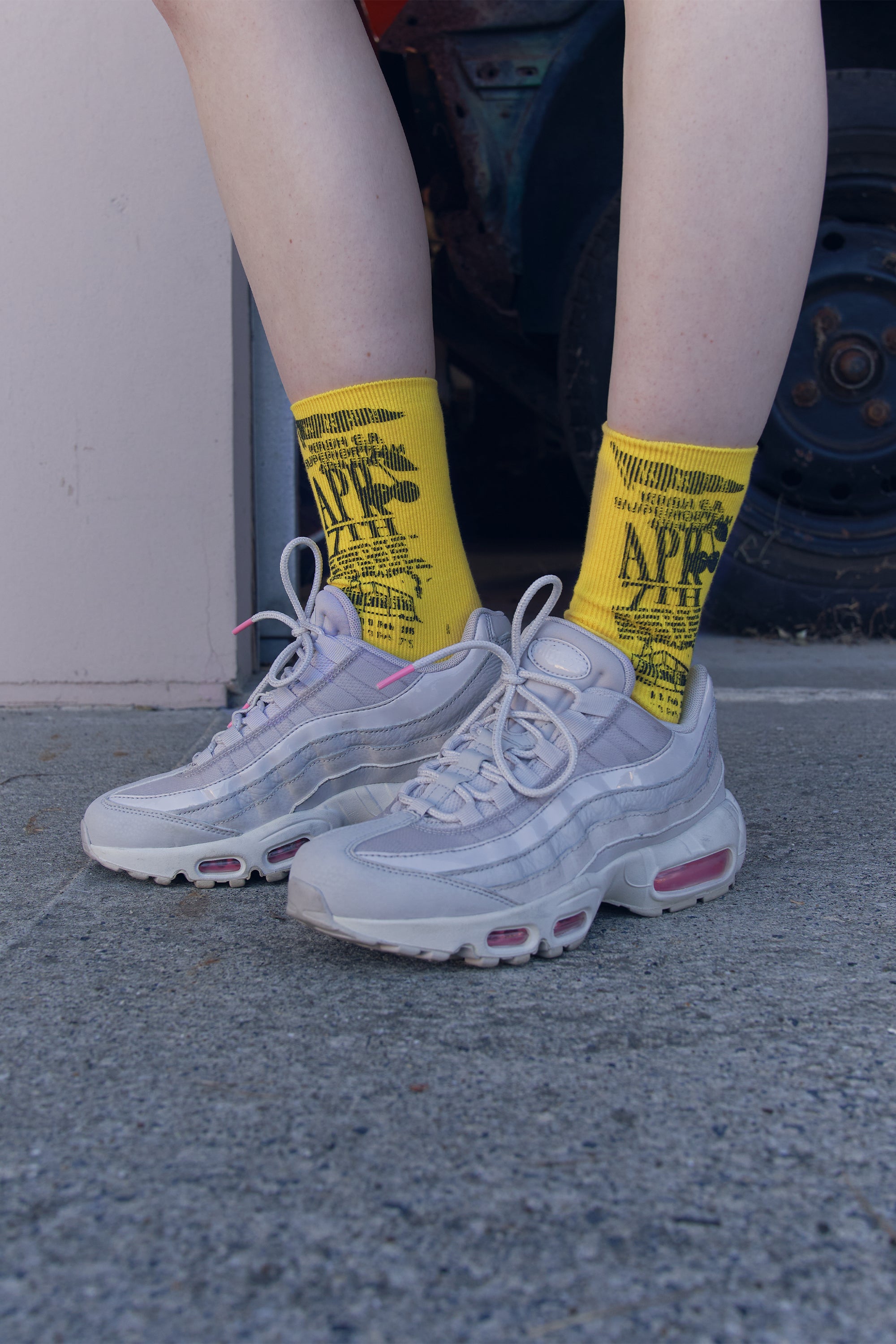 YOUTHHOSTEL GRAPHIC SOCKS [LIGHT YELLOW]