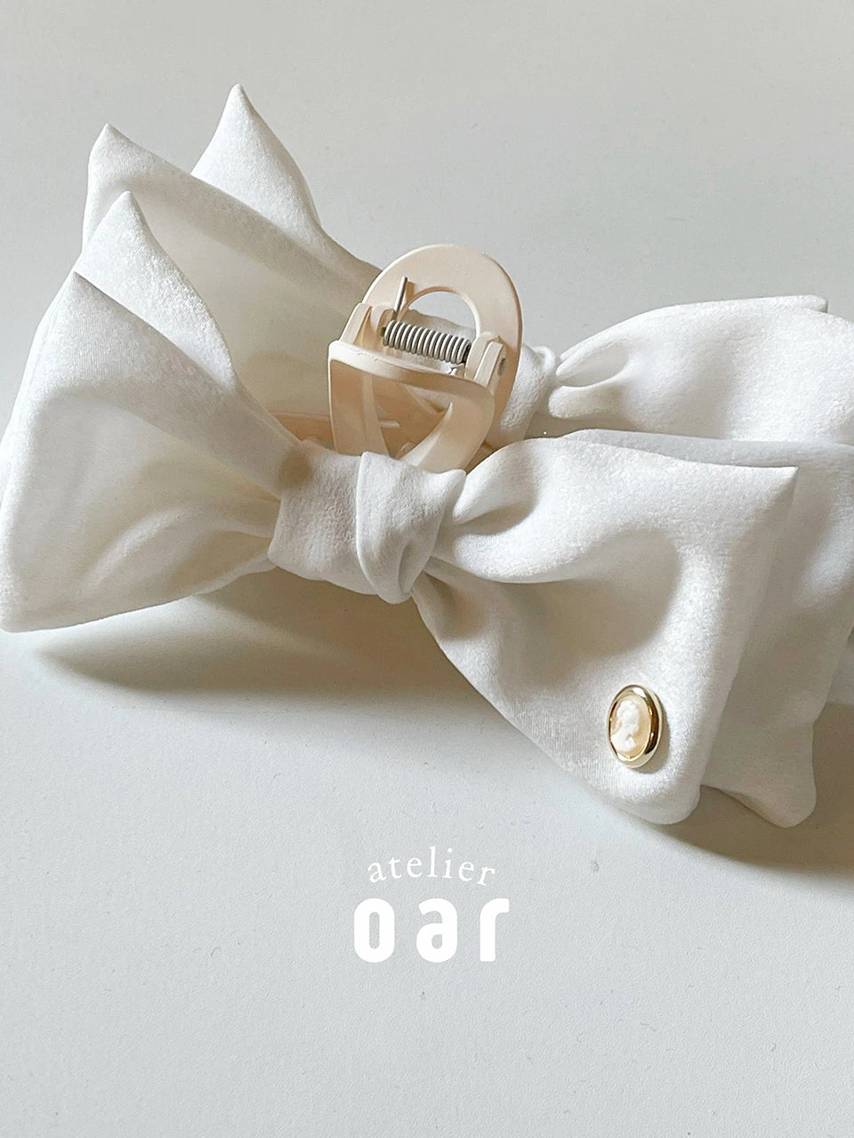 oar Vintage Cameo Ribbon Hair Claw [White]