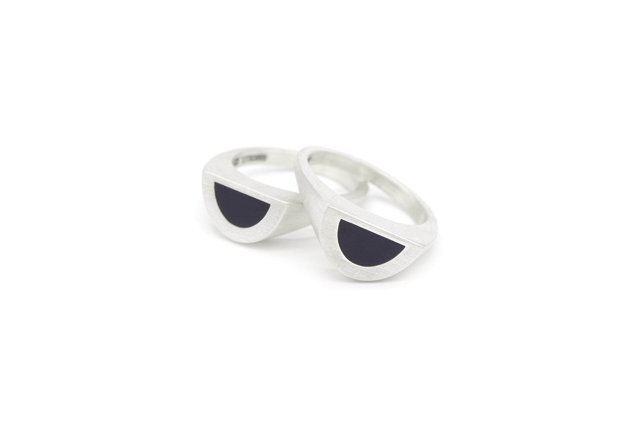 half signet ring 002 (black)