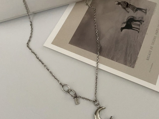 dai Unique Moon Necklace