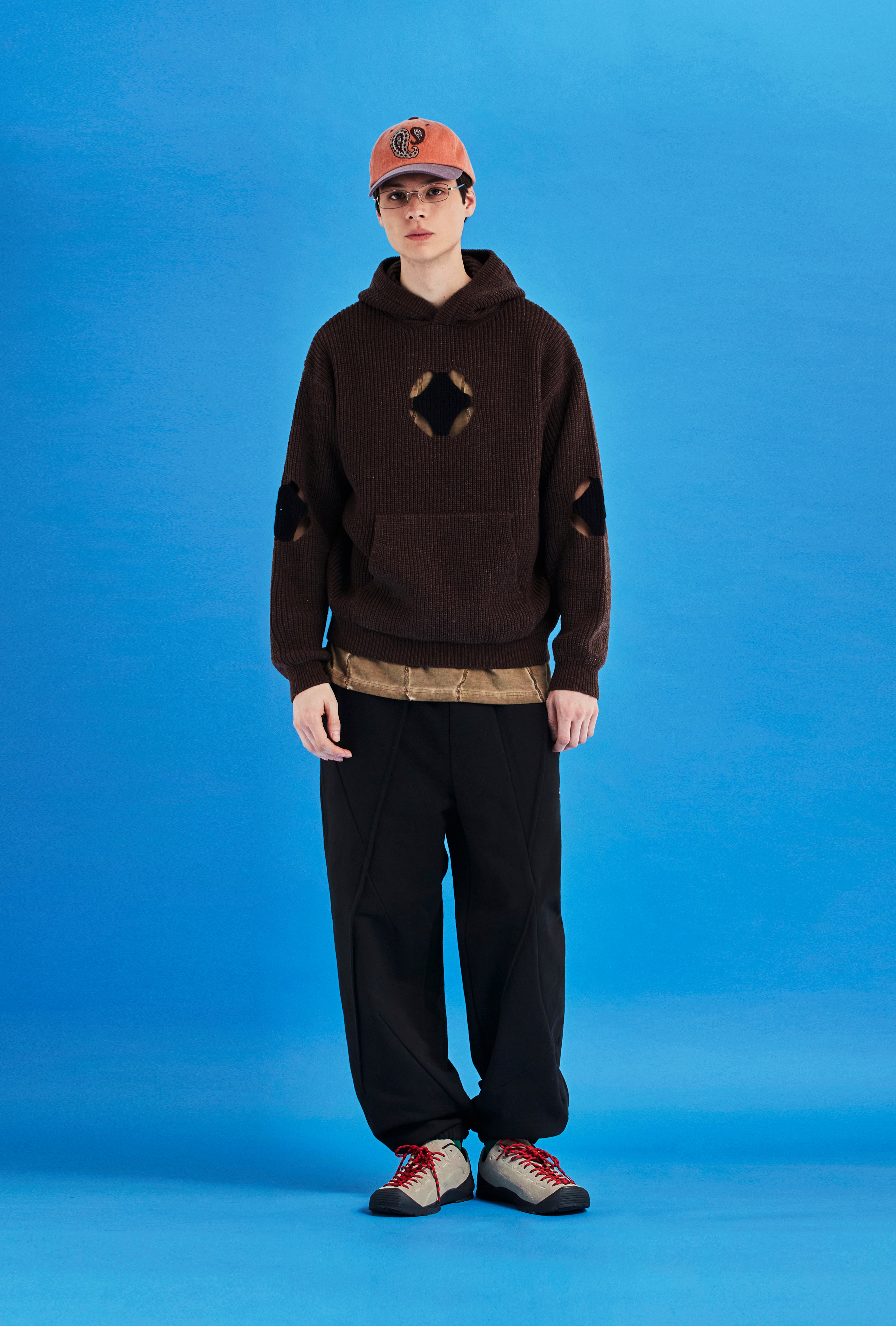 HOLE ARGYLE KNIT HOODIE / BROWN