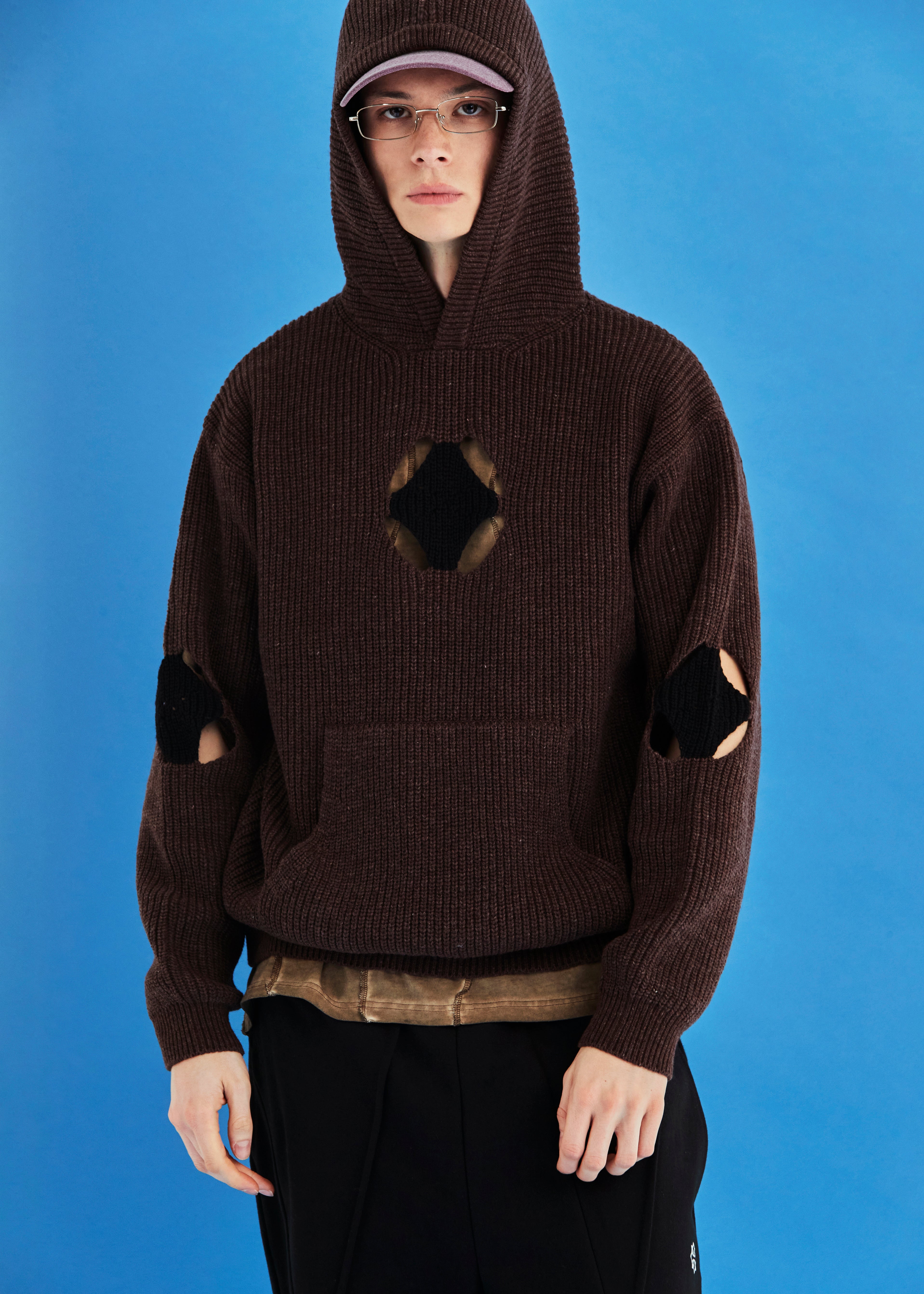 HOLE ARGYLE KNIT HOODIE / BROWN