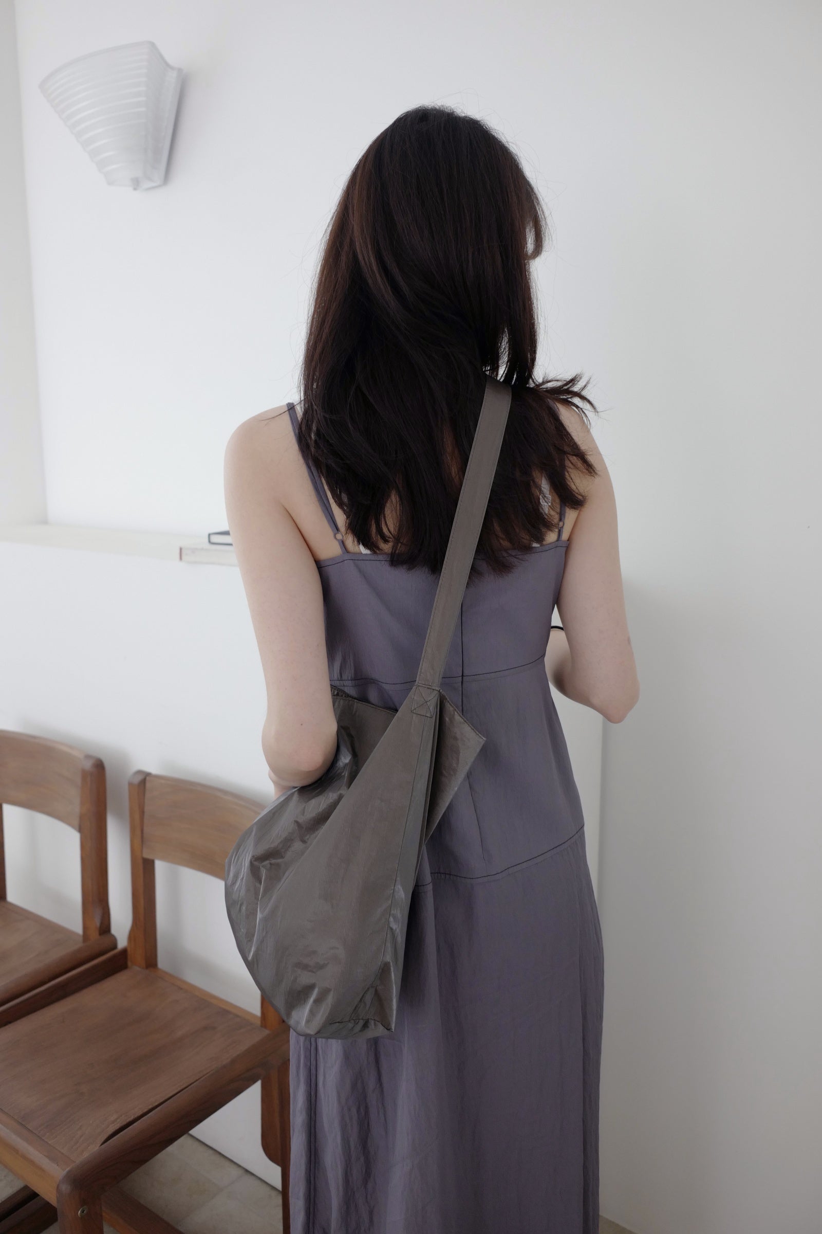 Glossy shoulder bag (gray-brown)