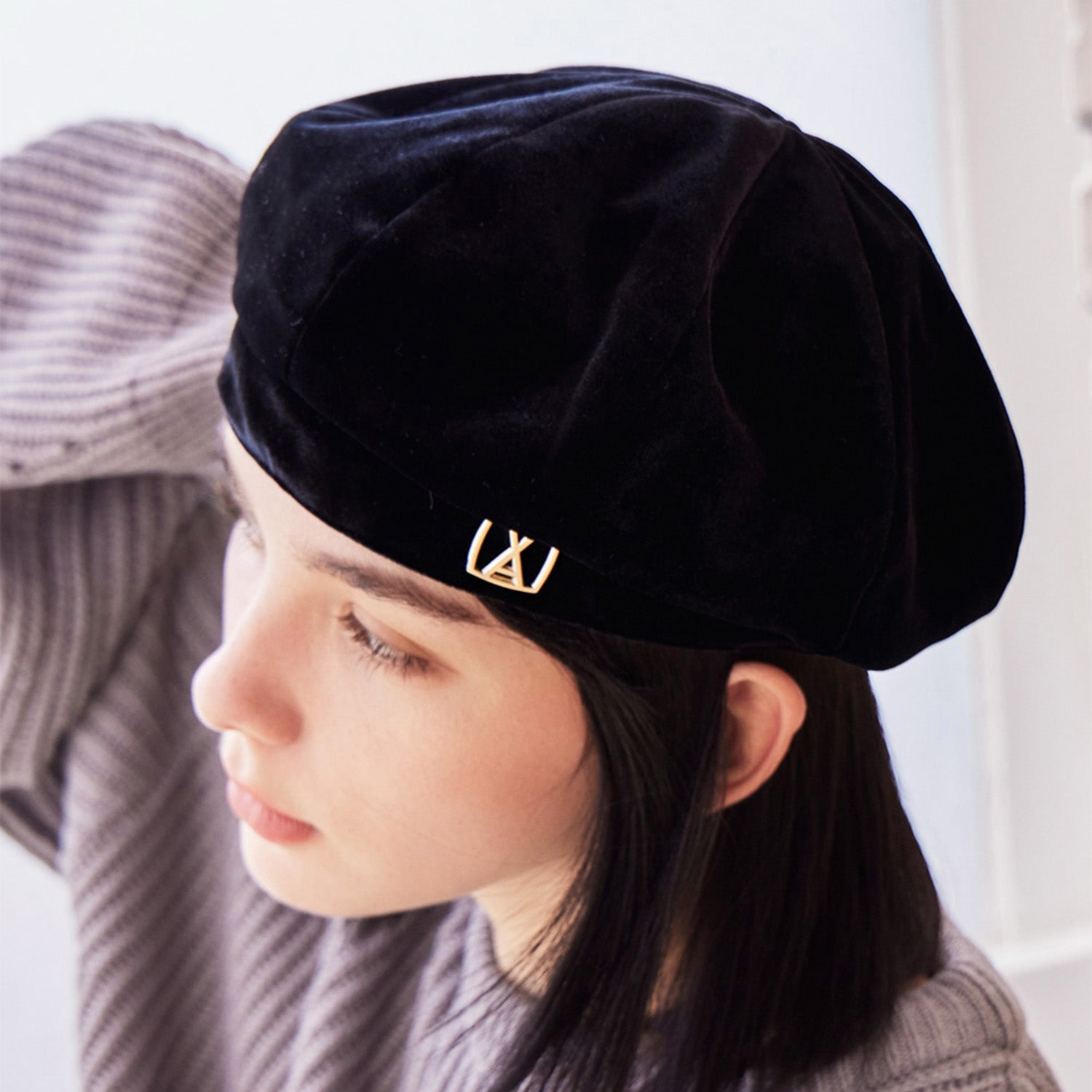 VA Square Stud Octagon Velvet Beret / Black