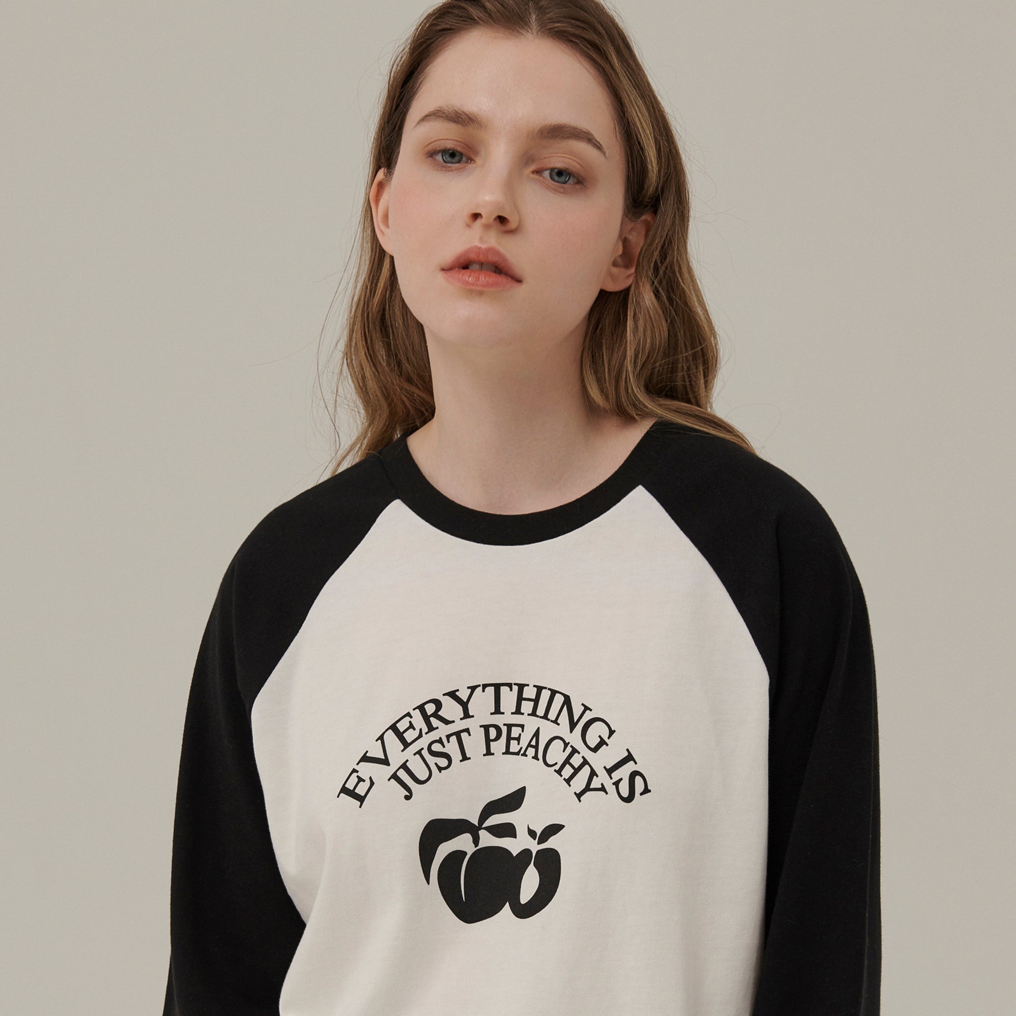 PEACH ARCH PRINT RAGLAN LONG SLEEVE T-SHIRT_BLACK