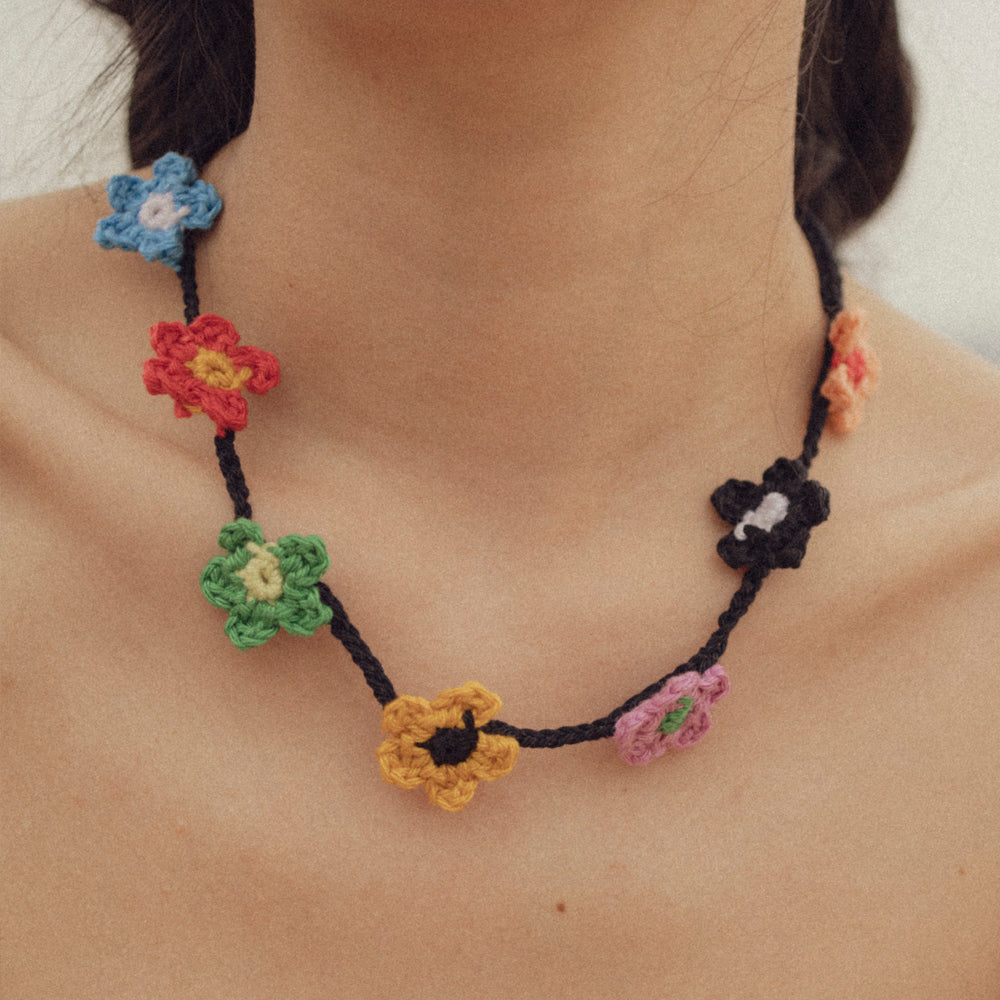 Color flower knit necklace