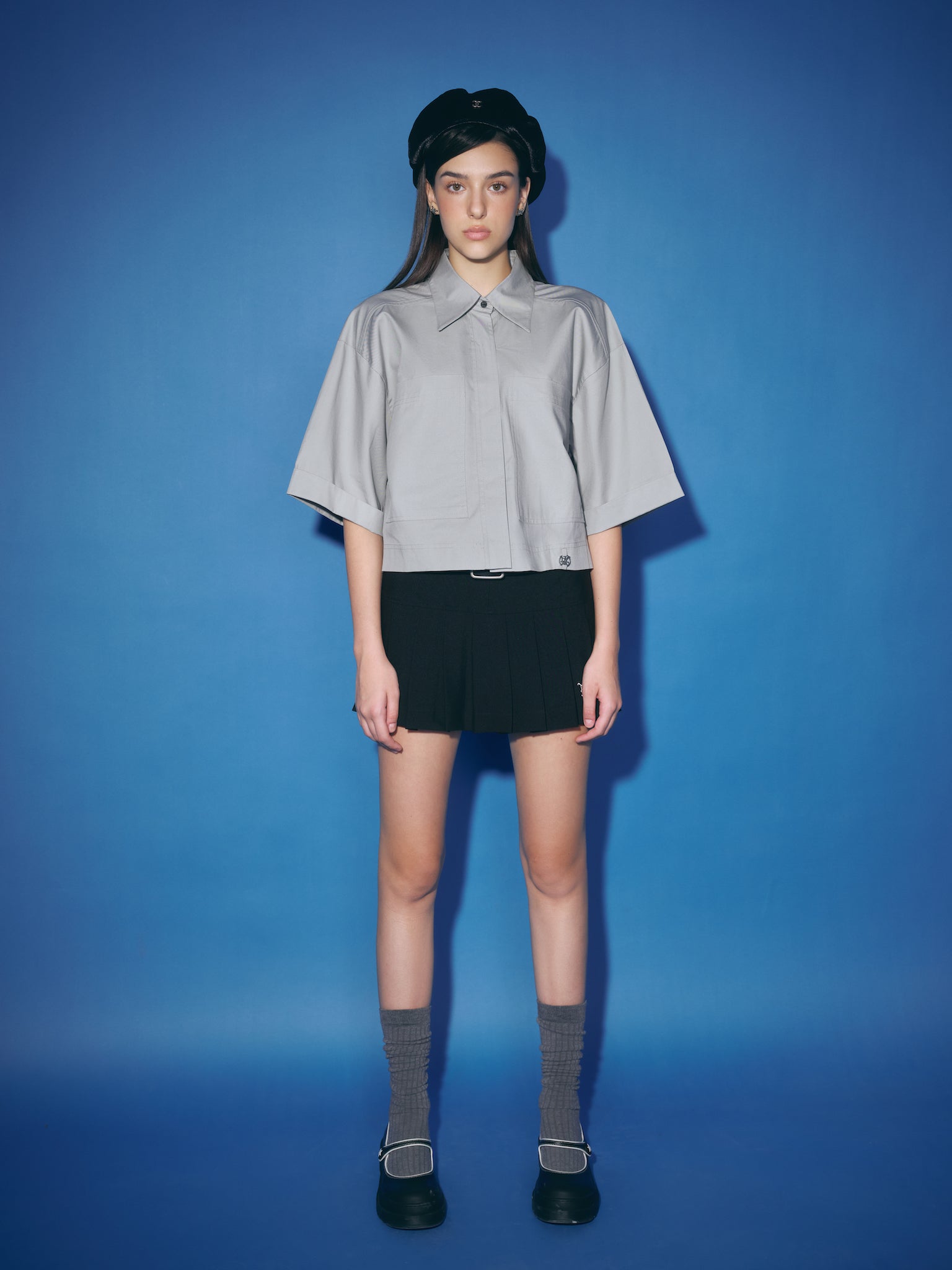 PRIVÉ CROPPED SHORT-SLEEVE SHIRT WITH METAL LOGO - GREY