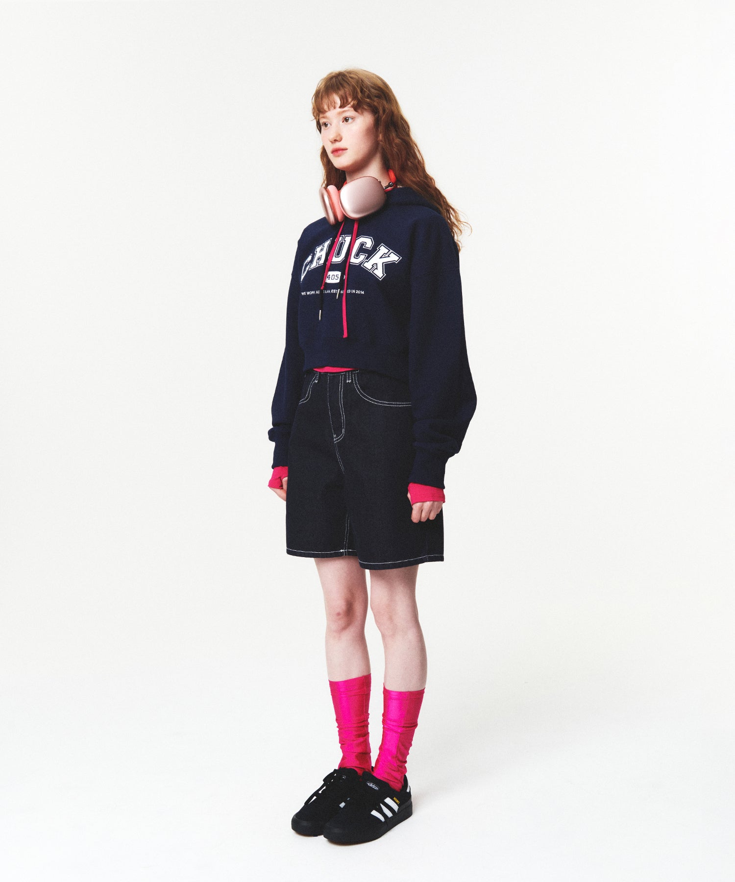 アップリケアーチロゴクロップフーディ/CHUCK APPLIQUE ARCH LOGO CROP HOODIE (NAVY)