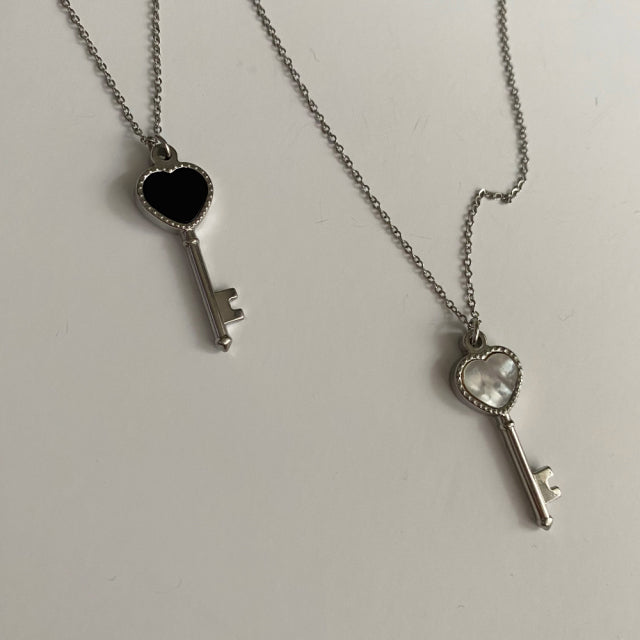 uy Onyx heart key necklace