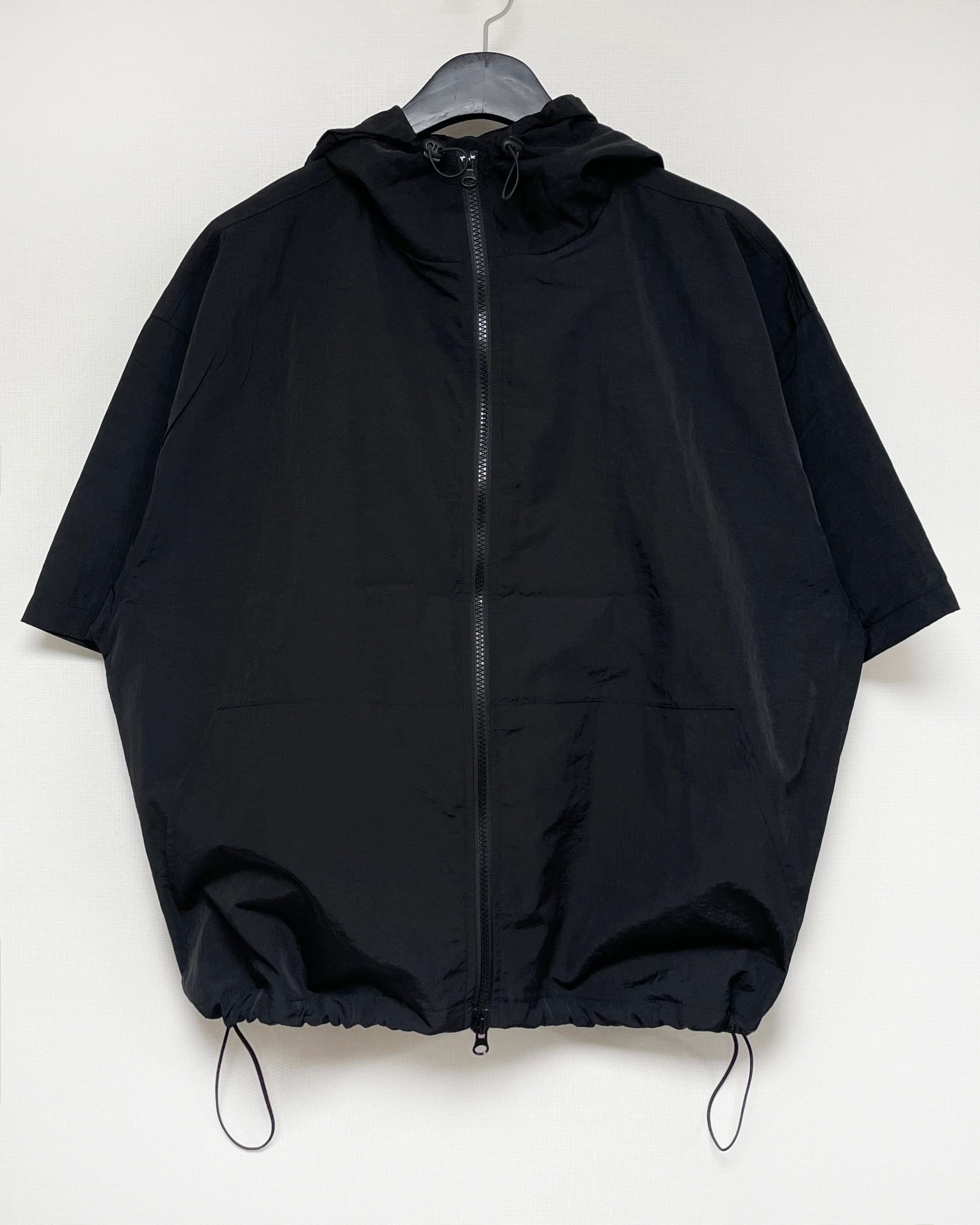 [UNISEX] ]NYLON SHORT-SLEEVED HOODED ZIP-UP