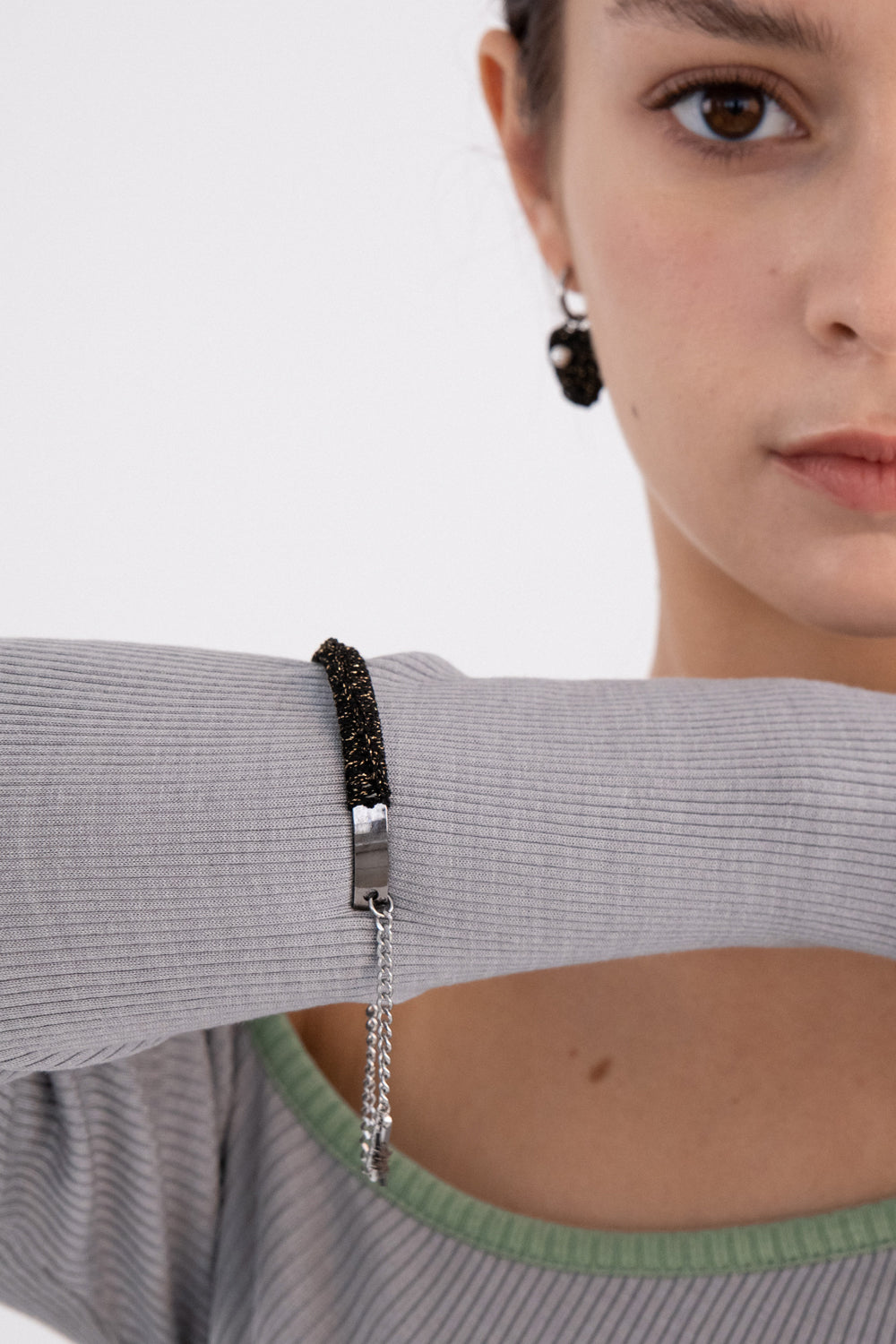 Knitting with drop chain bangle bracelet (Black)