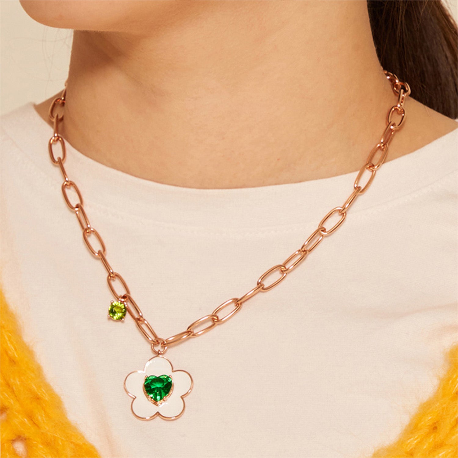 APPLEGREEN FLOWER NECKLACE