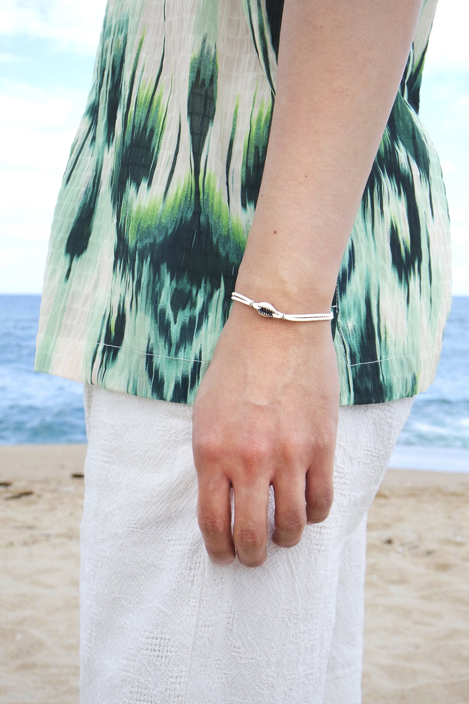 Shell string bracelet (ivory)