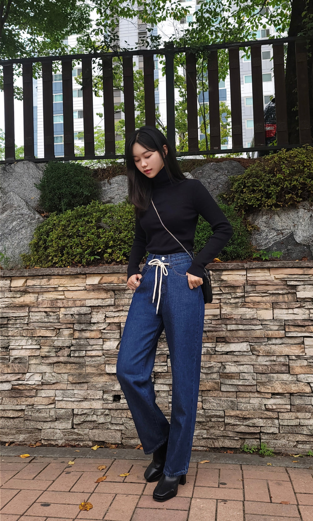 JEON SO MIN SEMI-WIDE FIT STRING POINT DARK DENIM PANTS [17708]