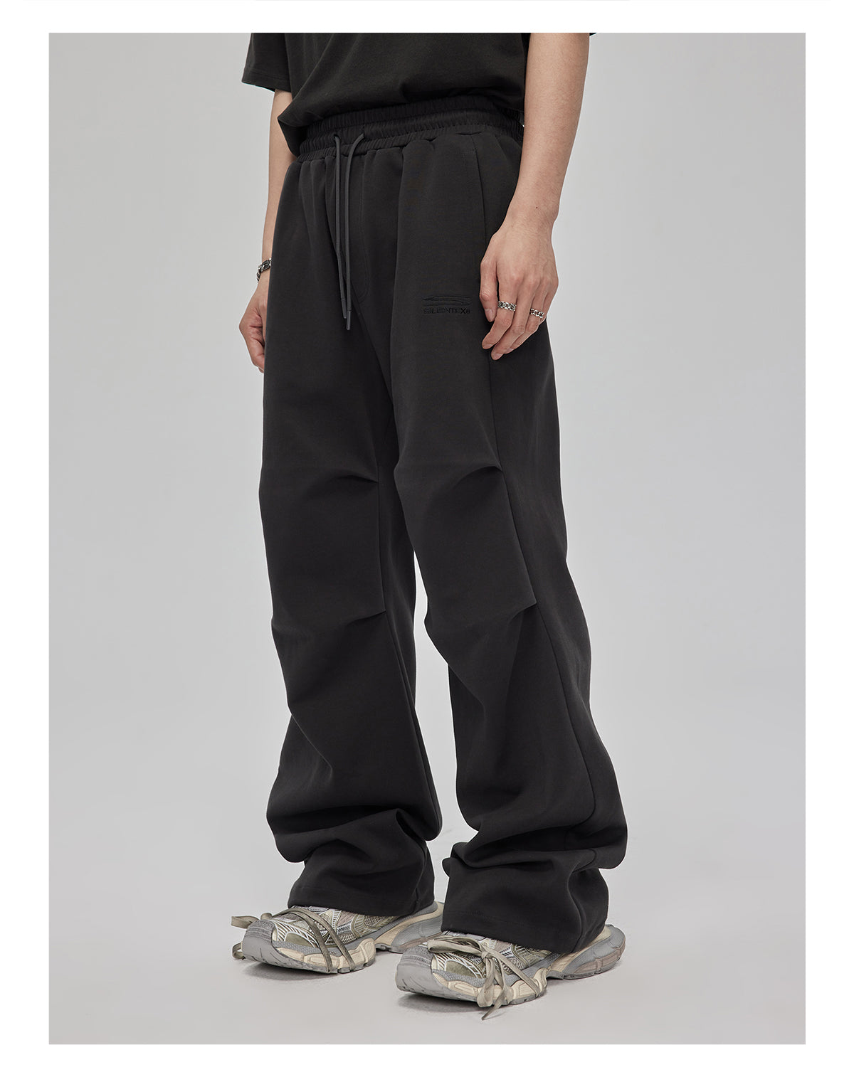 three-dimensional pleated sweatpants