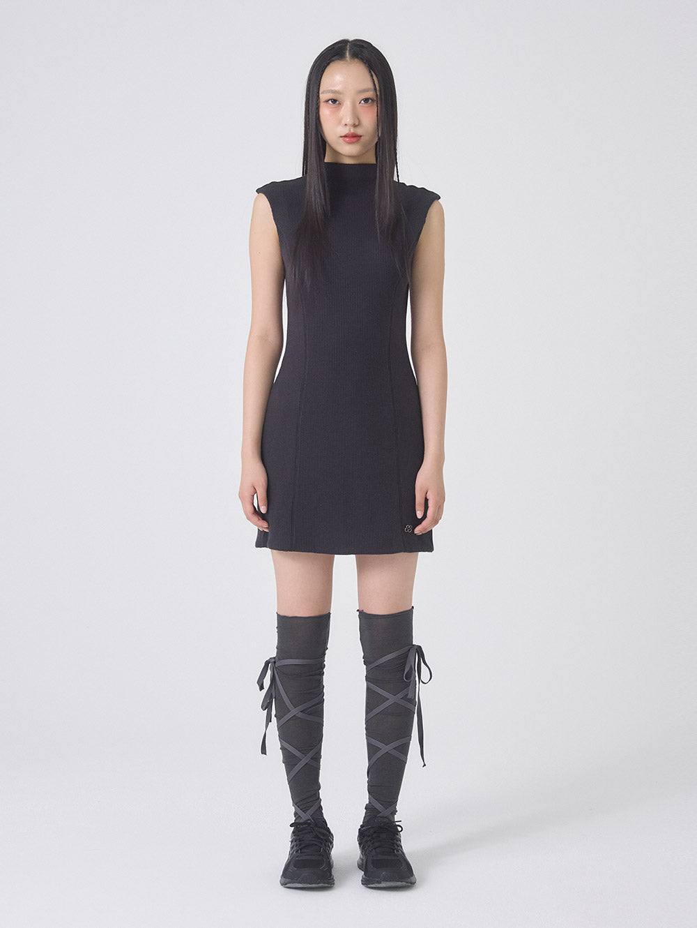 MOCK NECK SLEEVELESS DRESS [BLACK]