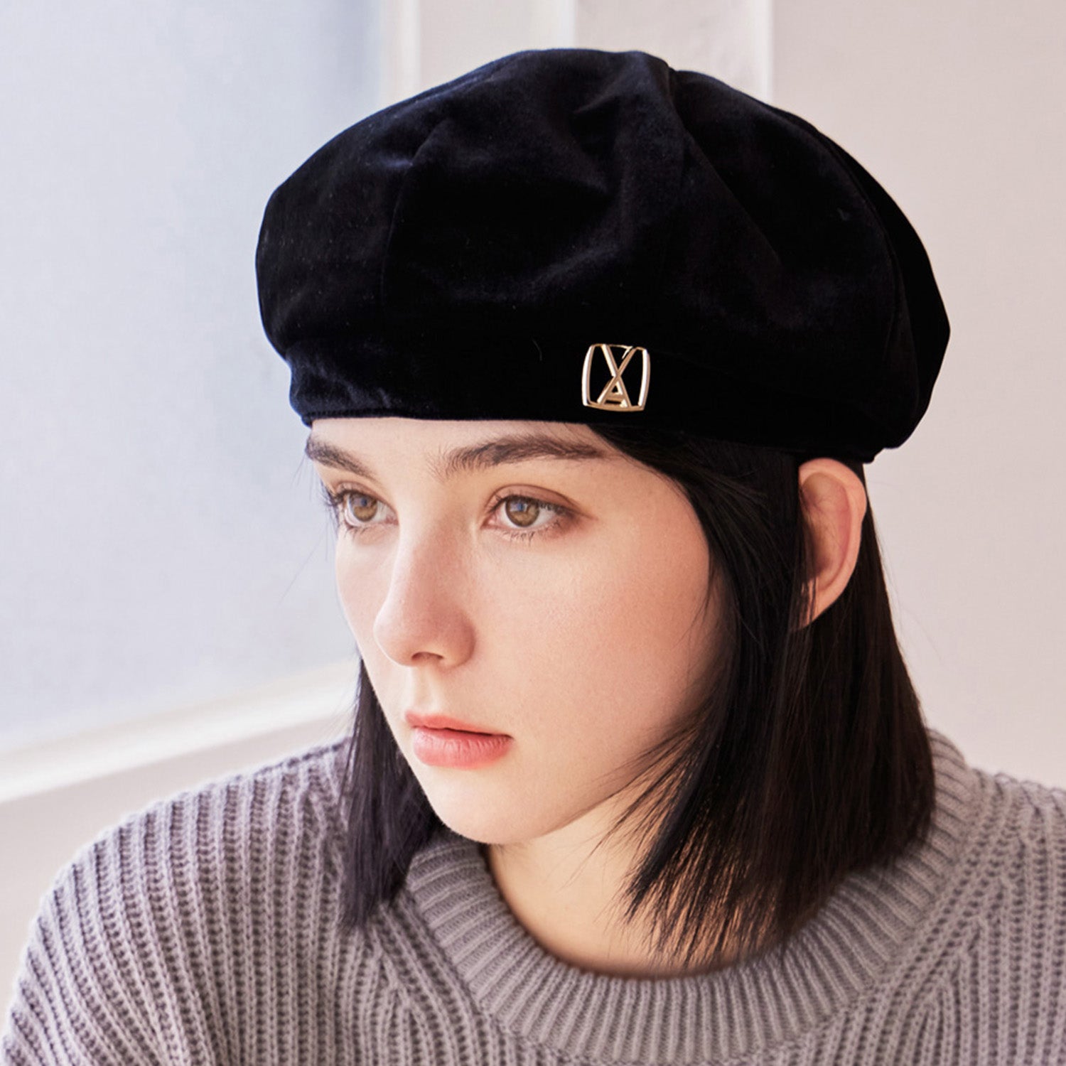 VA Square Stud Octagon Velvet Beret / Black