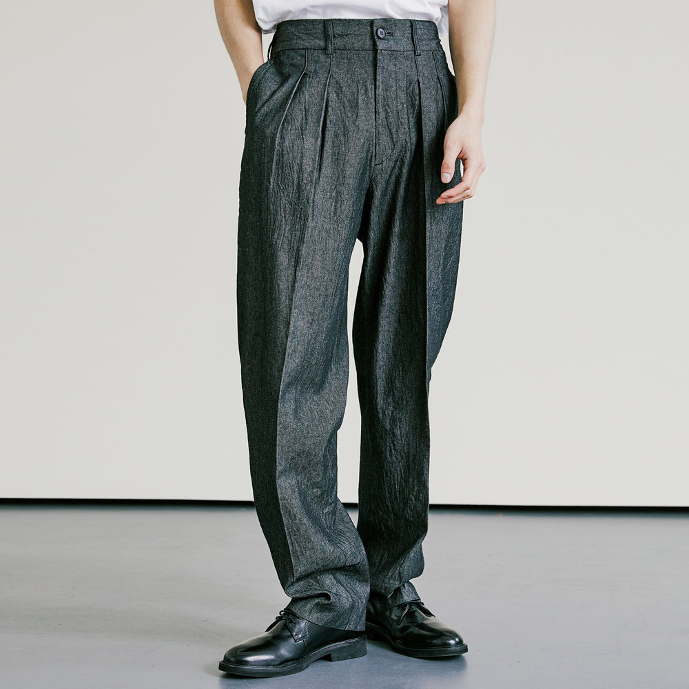 DENIM WIDE CURVE FIT TWO TUCK SLACKS BLACK