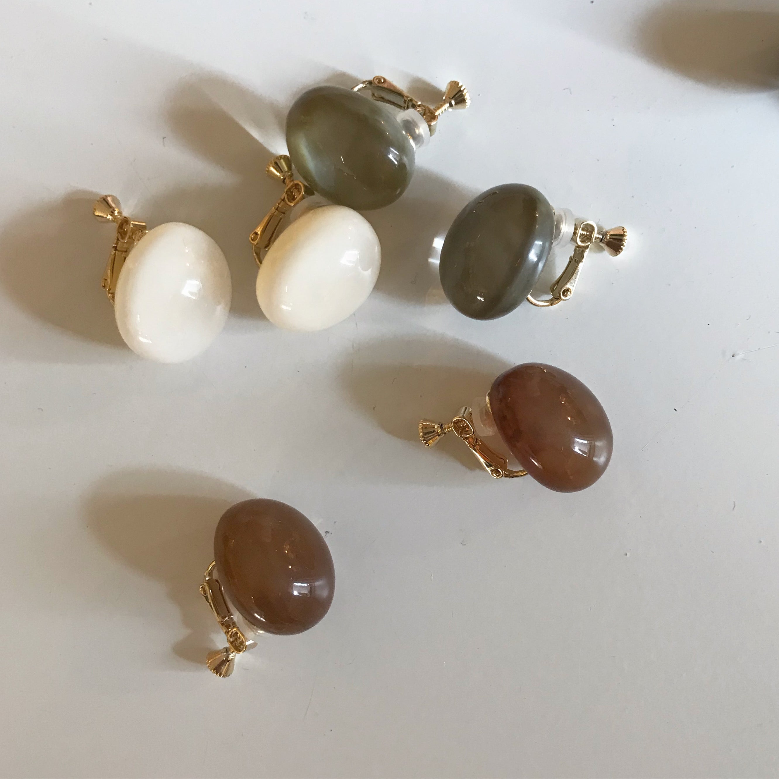 Formica Pebble earring non-piercing Clip [Cream]