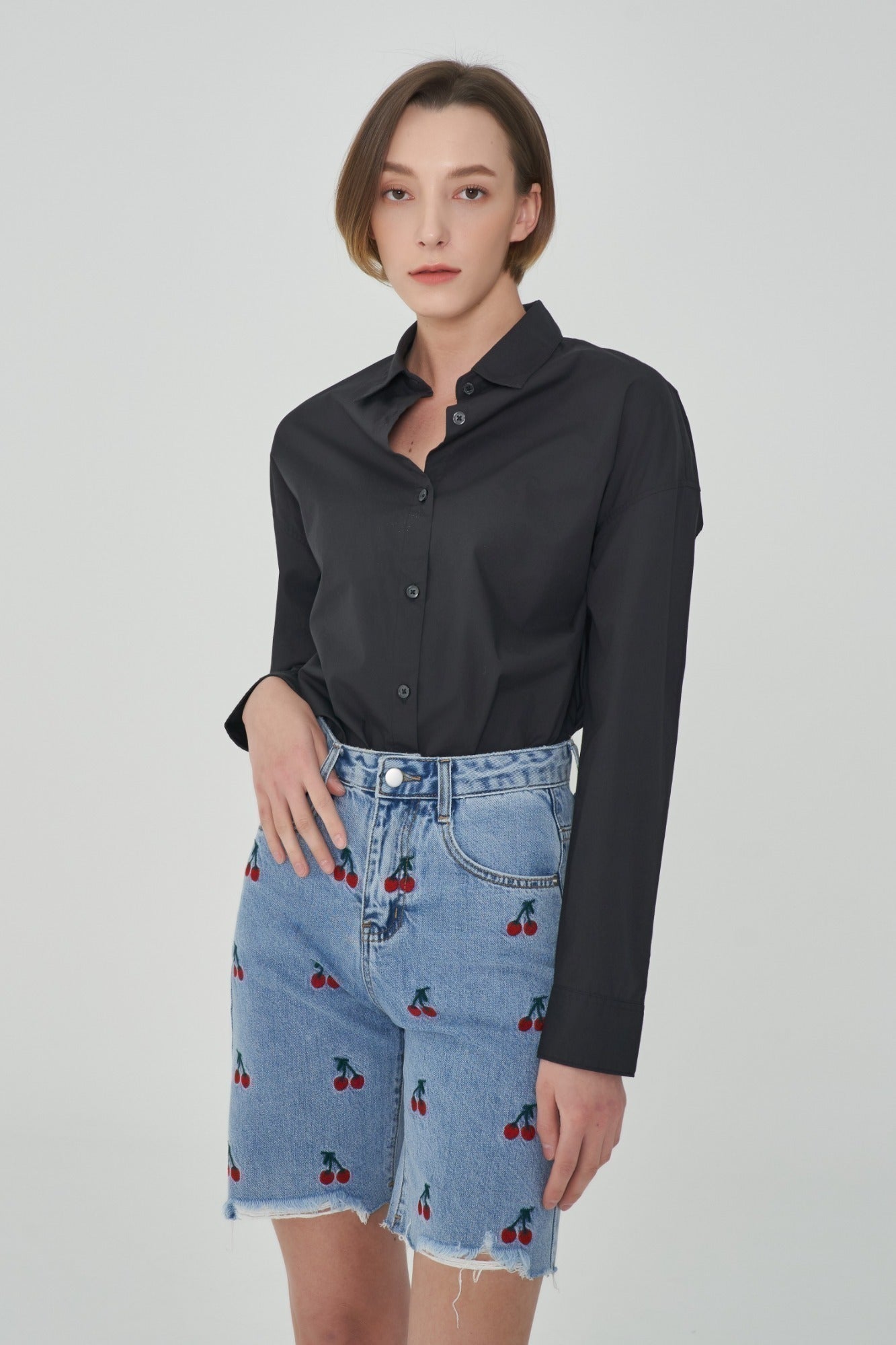 STRAIGHT FIT CHERRY EMBROIDERY CROPPED DENIM PANTS [6811]